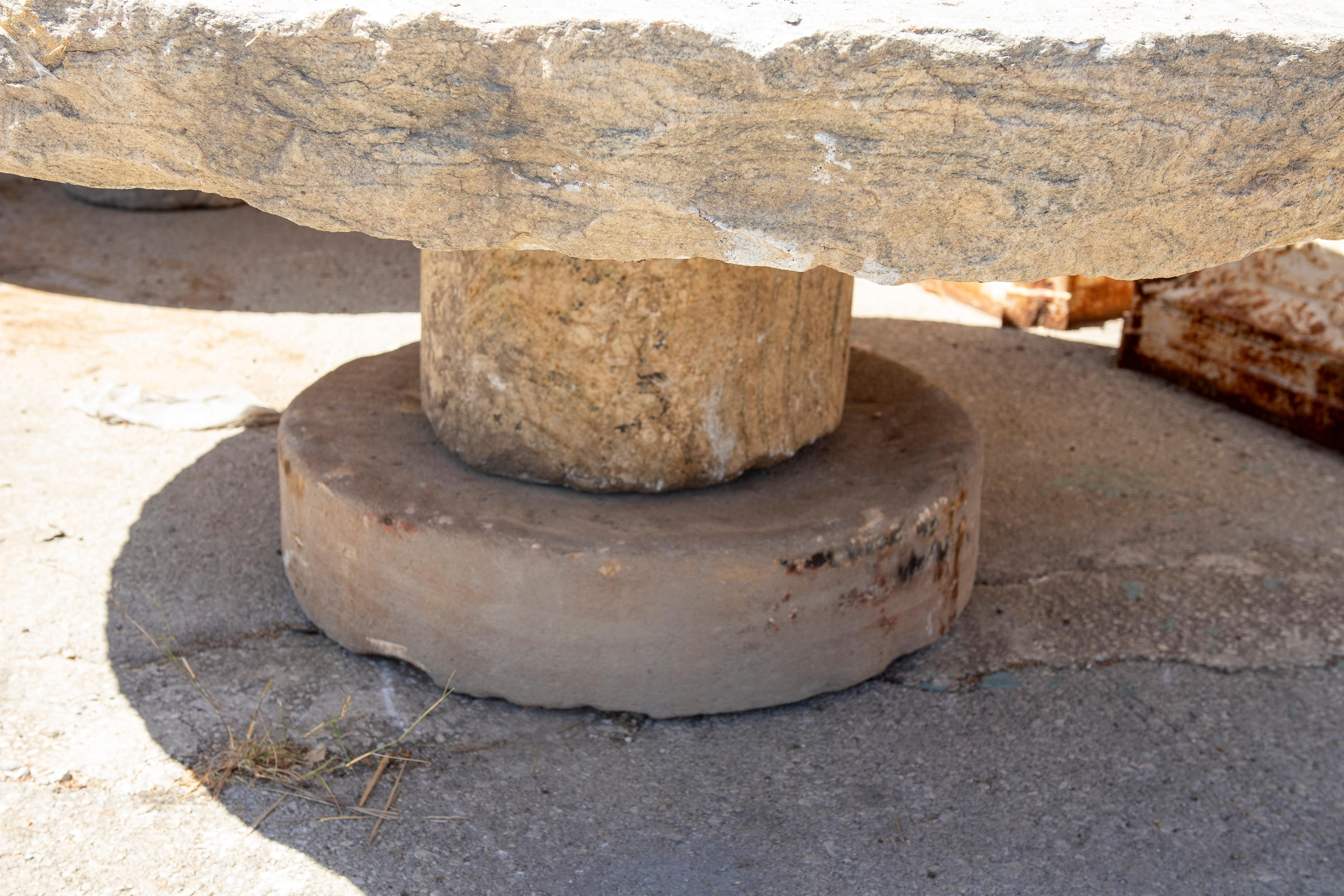 Mesa circular de piedra rústica de 1900 con acabado natural y abertura central en venta 6