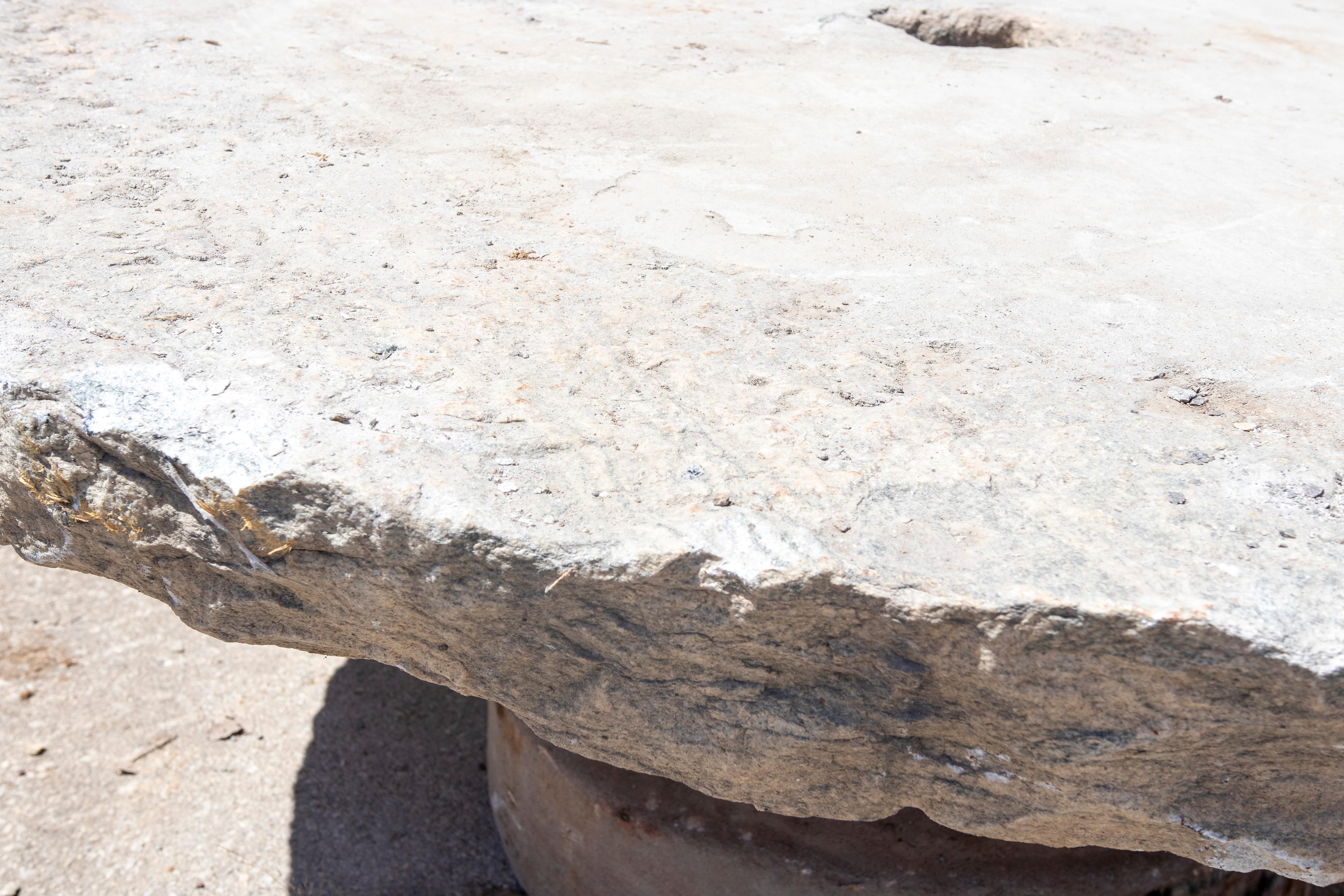Mesa circular de piedra rústica de 1900 con acabado natural y abertura central en venta 7