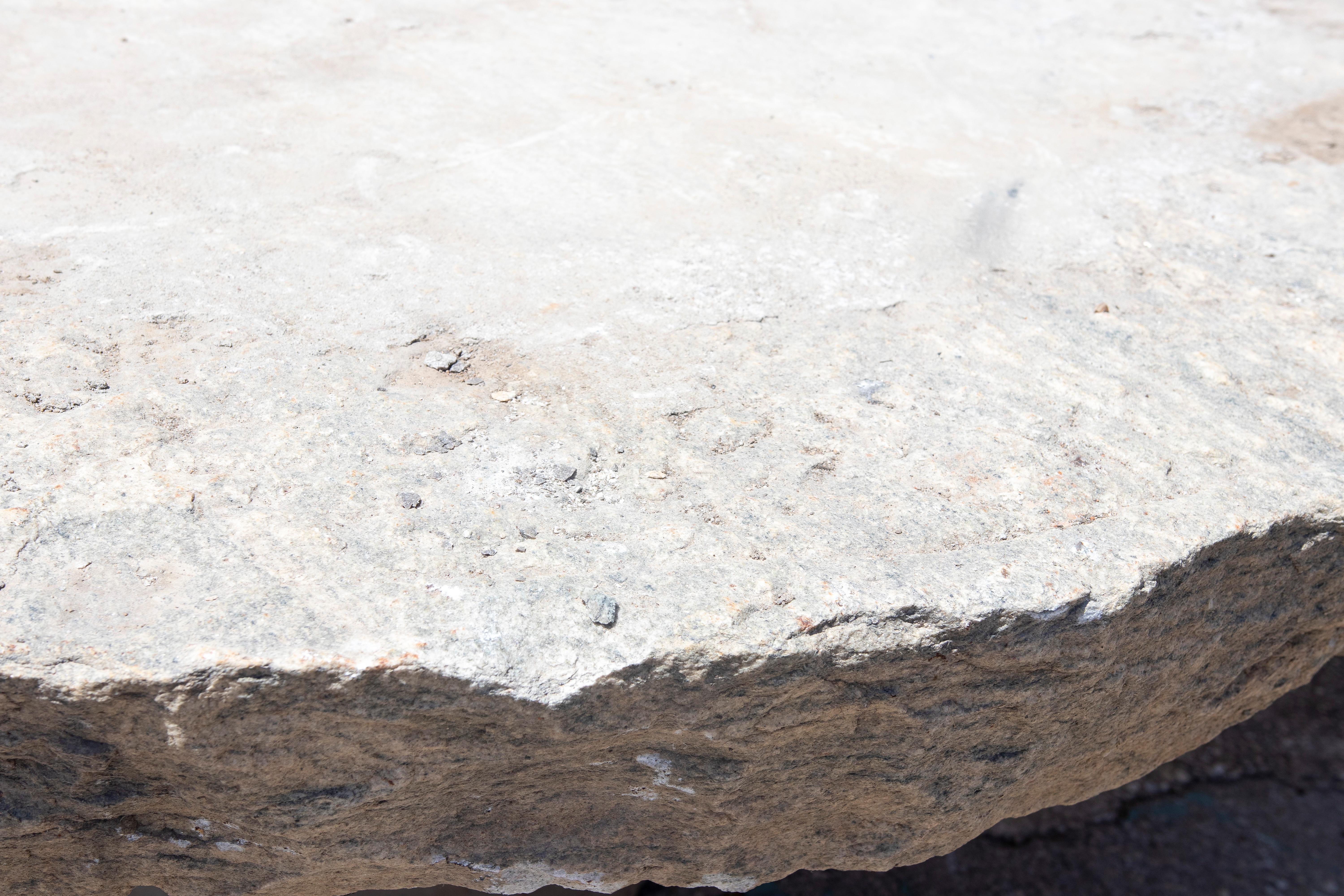 Mesa circular de piedra rústica de 1900 con acabado natural y abertura central en venta 8