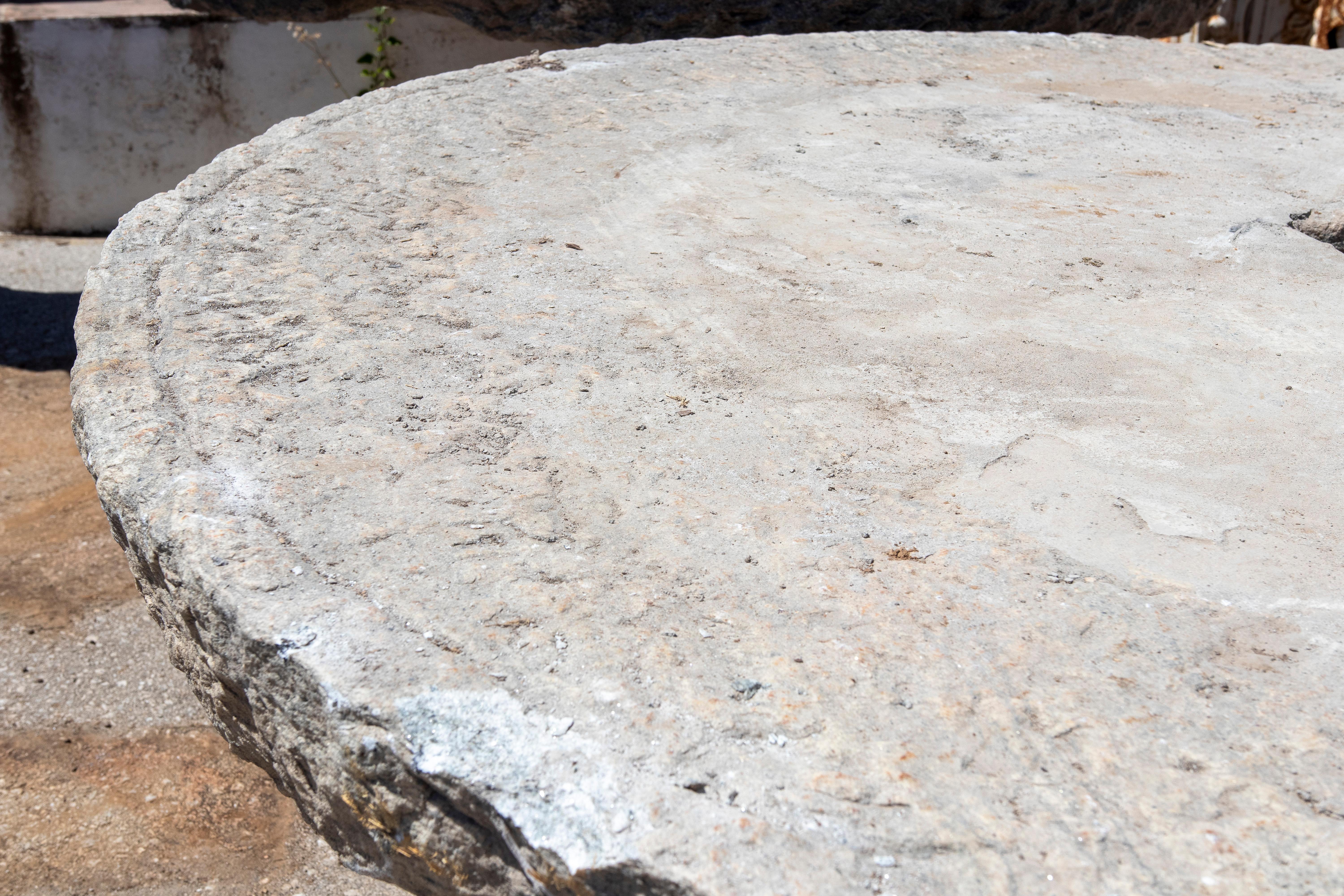 Mesa circular de piedra rústica de 1900 con acabado natural y abertura central en venta 9