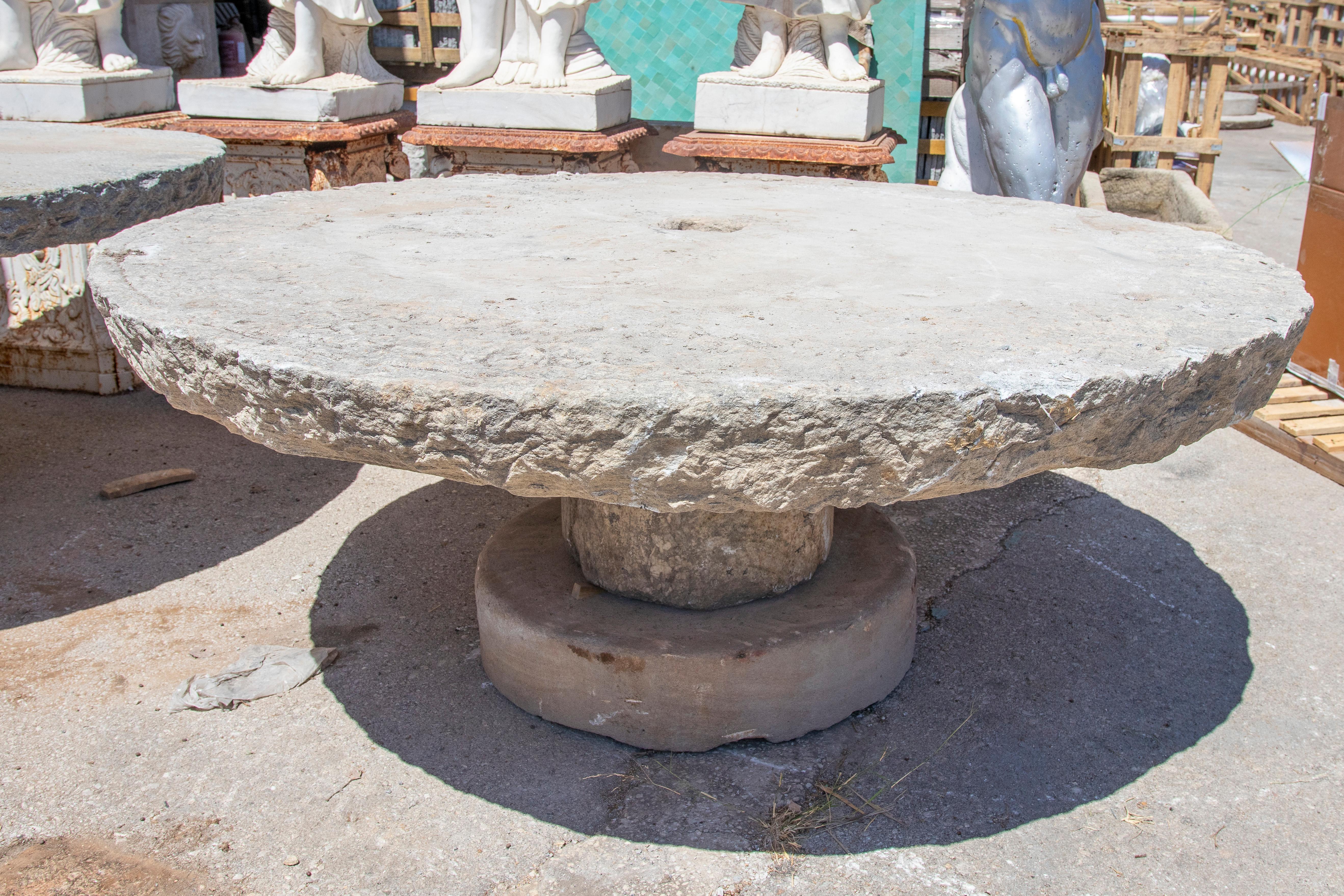 Mesa circular de piedra rústica de 1900 con acabado natural y abertura central Español en venta