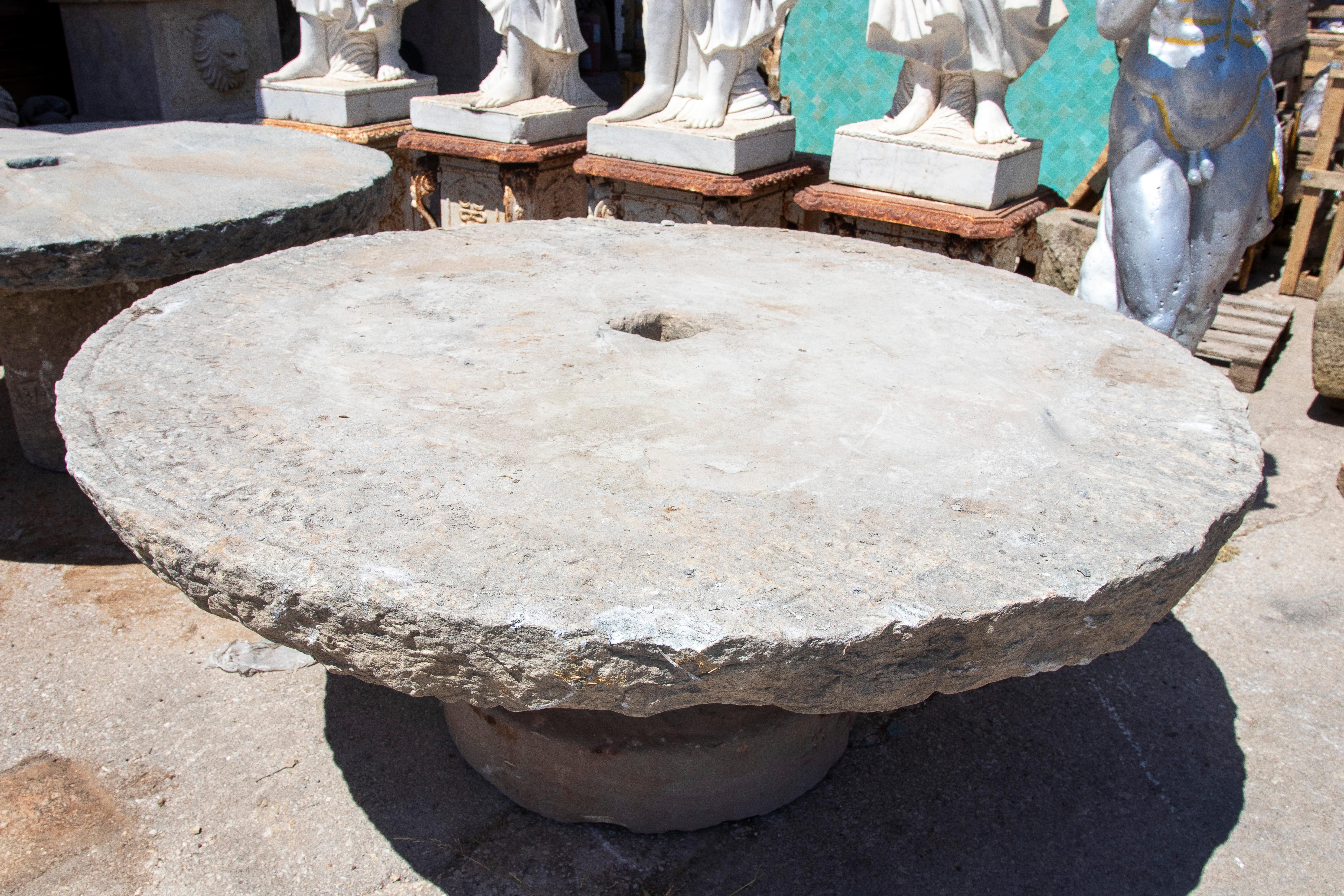 Mesa circular de piedra rústica de 1900 con acabado natural y abertura central Tallado a mano en venta