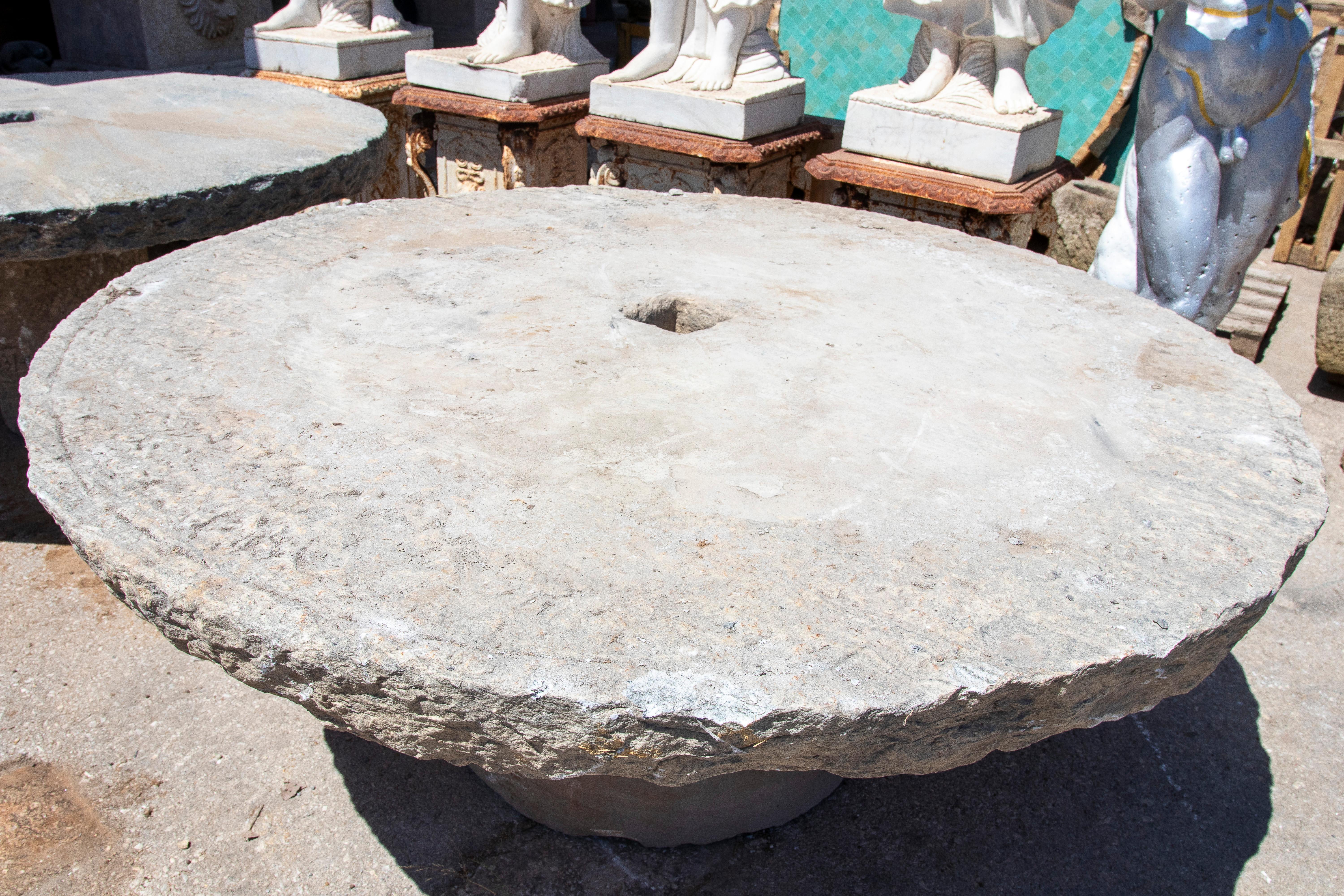 Mesa circular de piedra rústica de 1900 con acabado natural y abertura central en Bueno estado para la venta en Marbella, ES