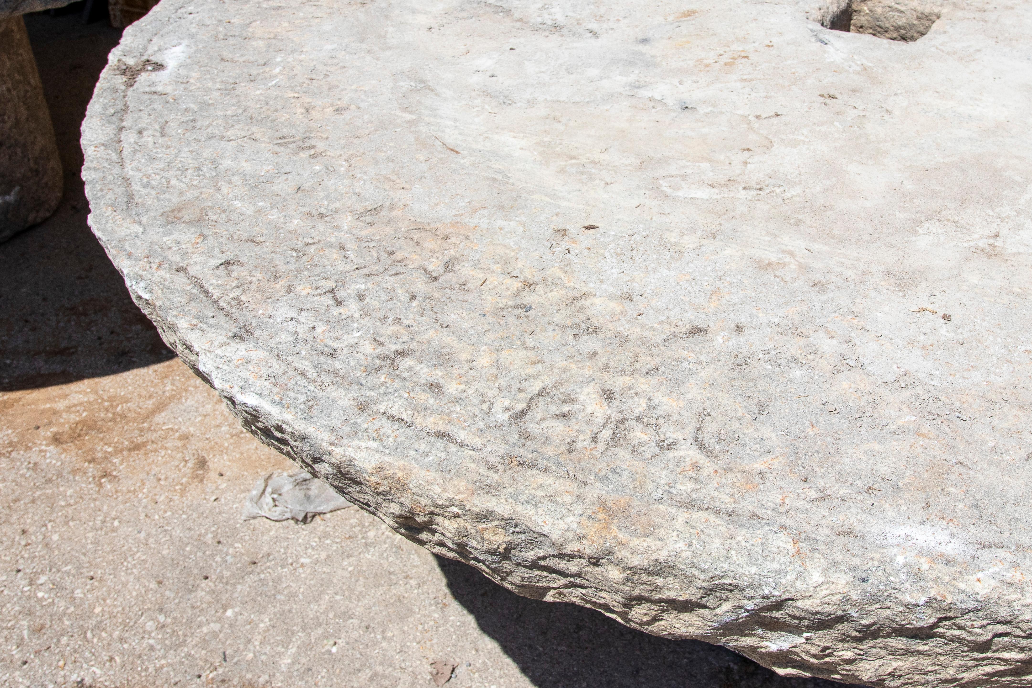 Mesa circular de piedra rústica de 1900 con acabado natural y abertura central siglo XX en venta
