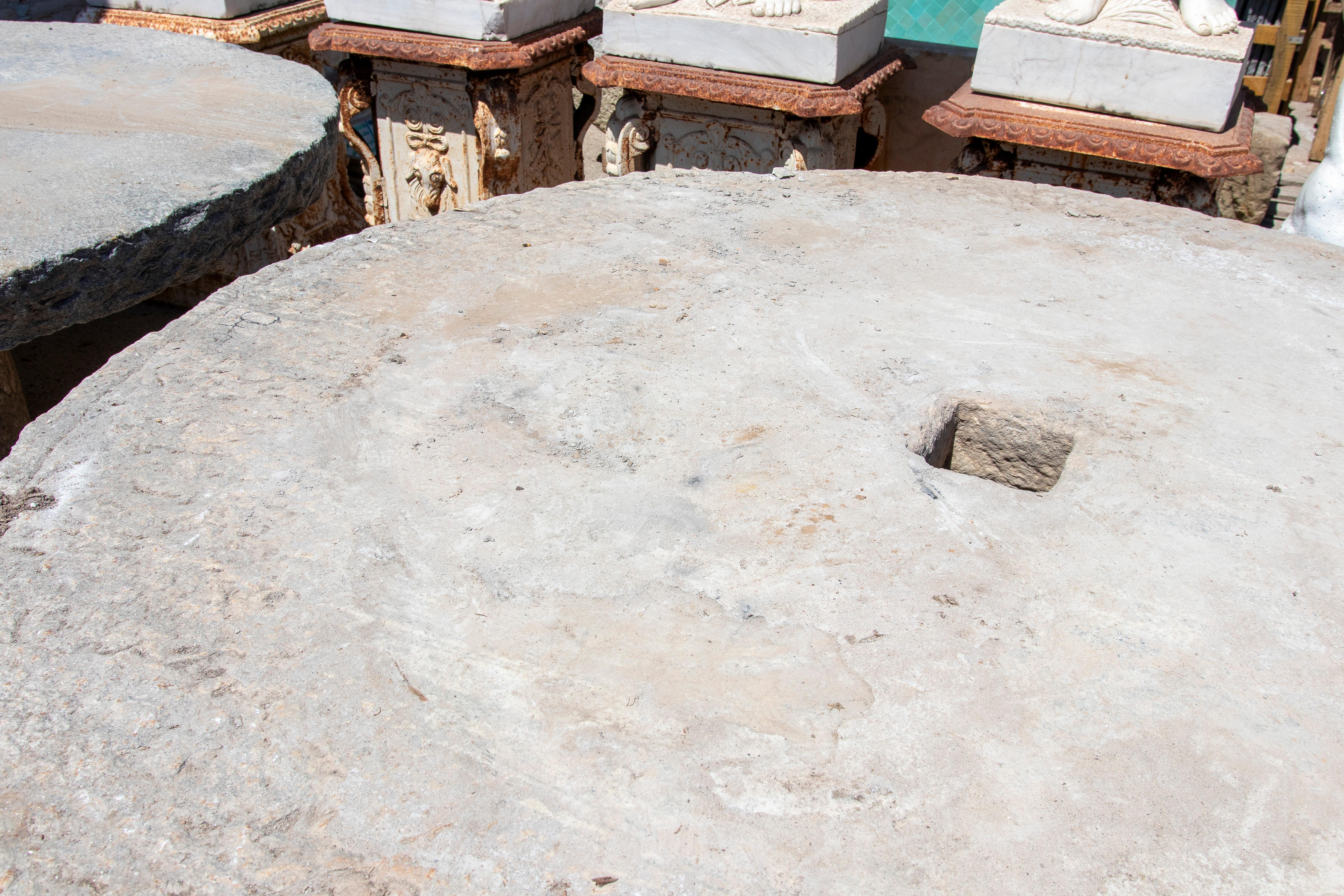 Mesa circular de piedra rústica de 1900 con acabado natural y abertura central Piedra en venta