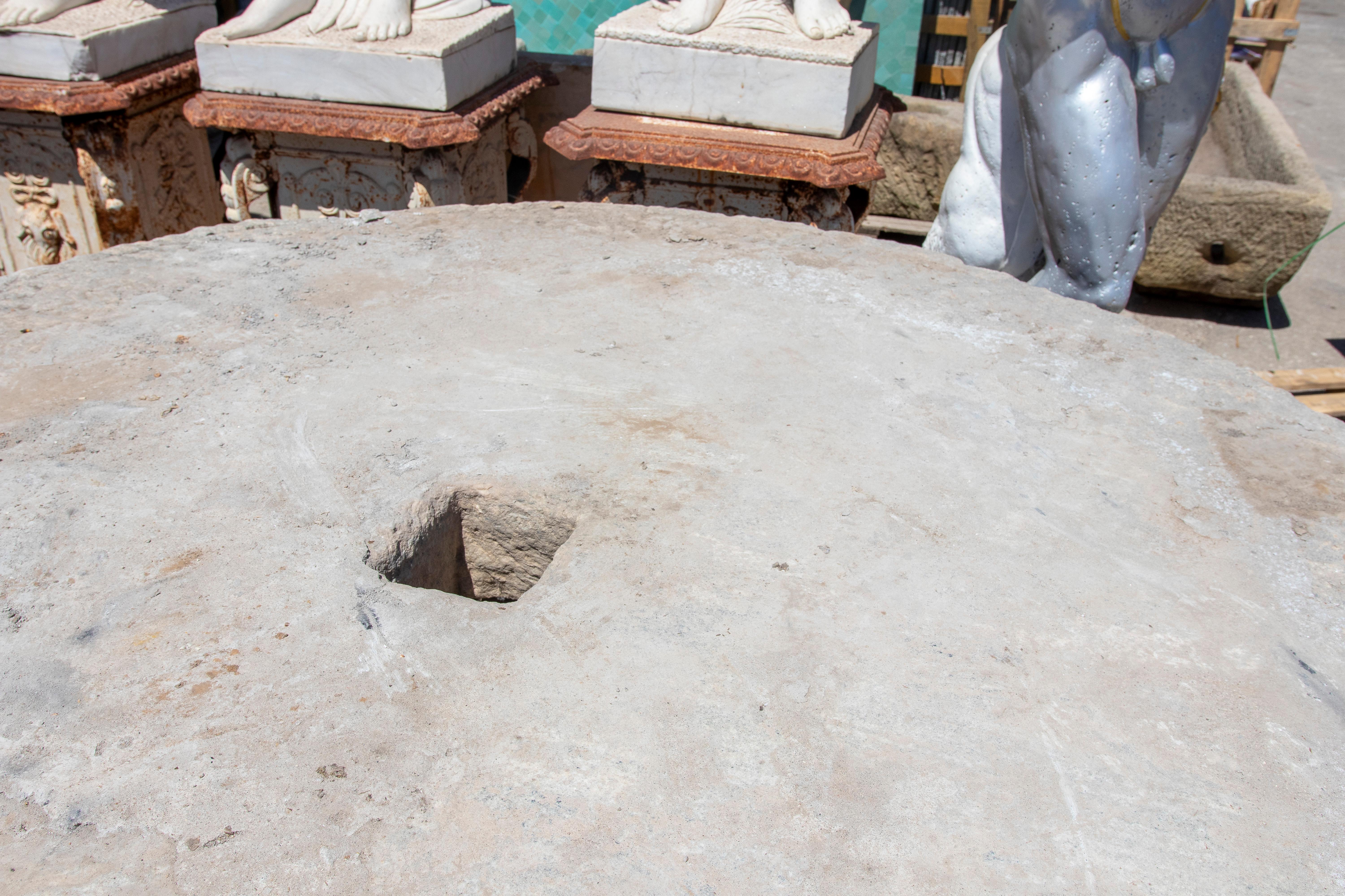 Mesa circular de piedra rústica de 1900 con acabado natural y abertura central en venta 1