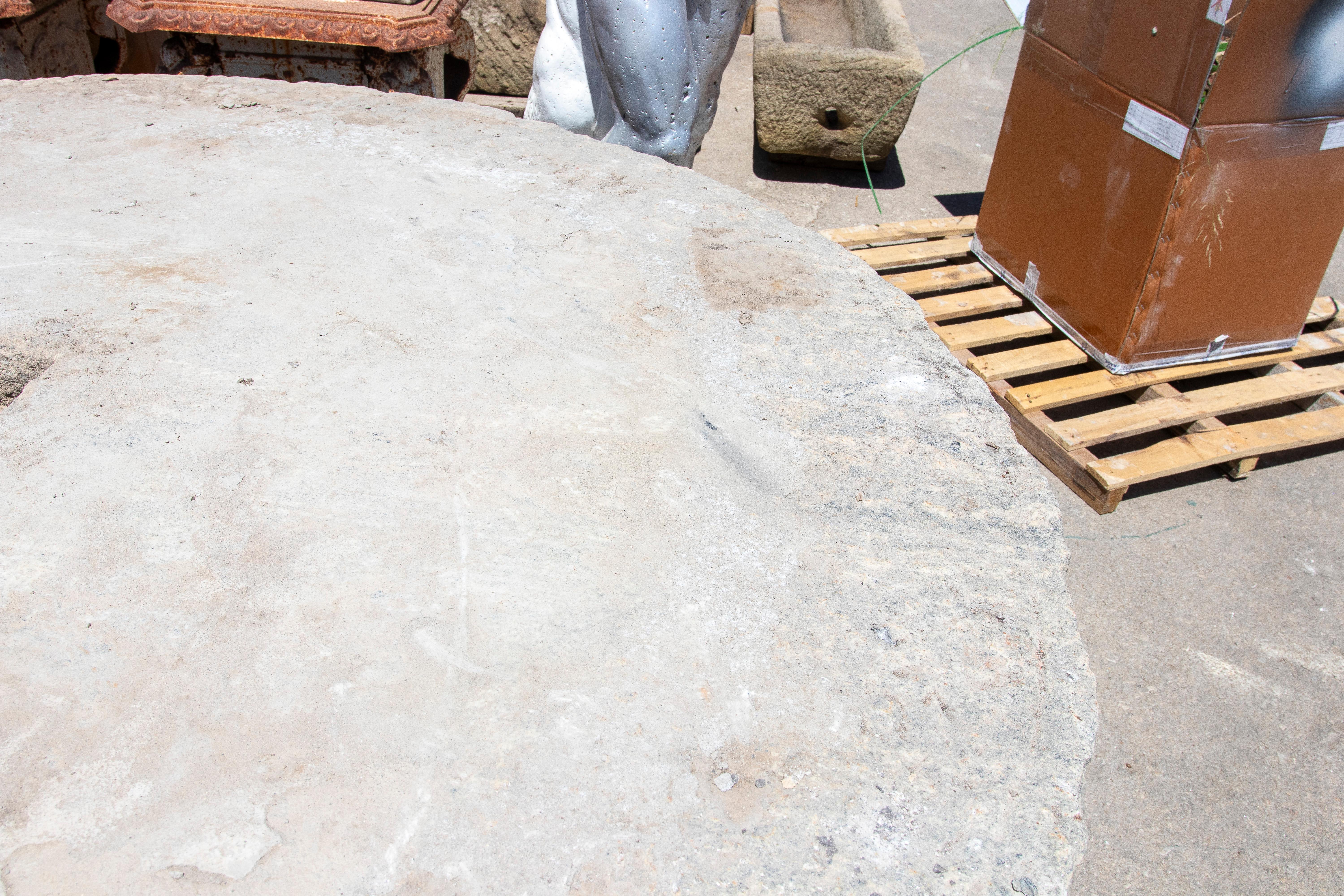 Mesa circular de piedra rústica de 1900 con acabado natural y abertura central en venta 2