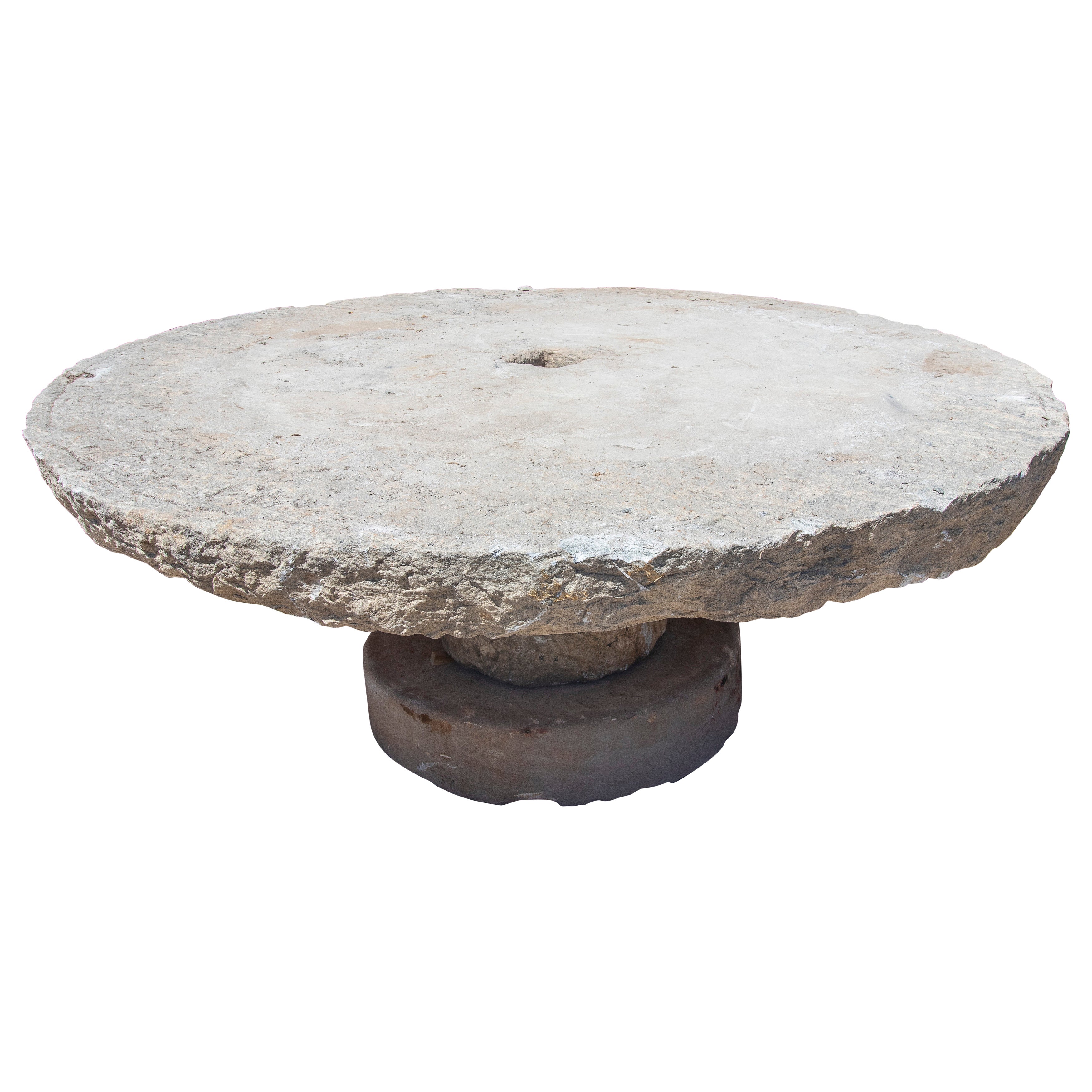 Tavolo circolare in pietra rustica del 1900 con finitura naturale e apertura centrale
