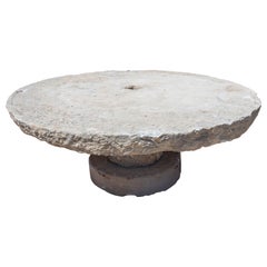 Tavolo circolare in pietra rustica del 1900 con finitura naturale e apertura centrale