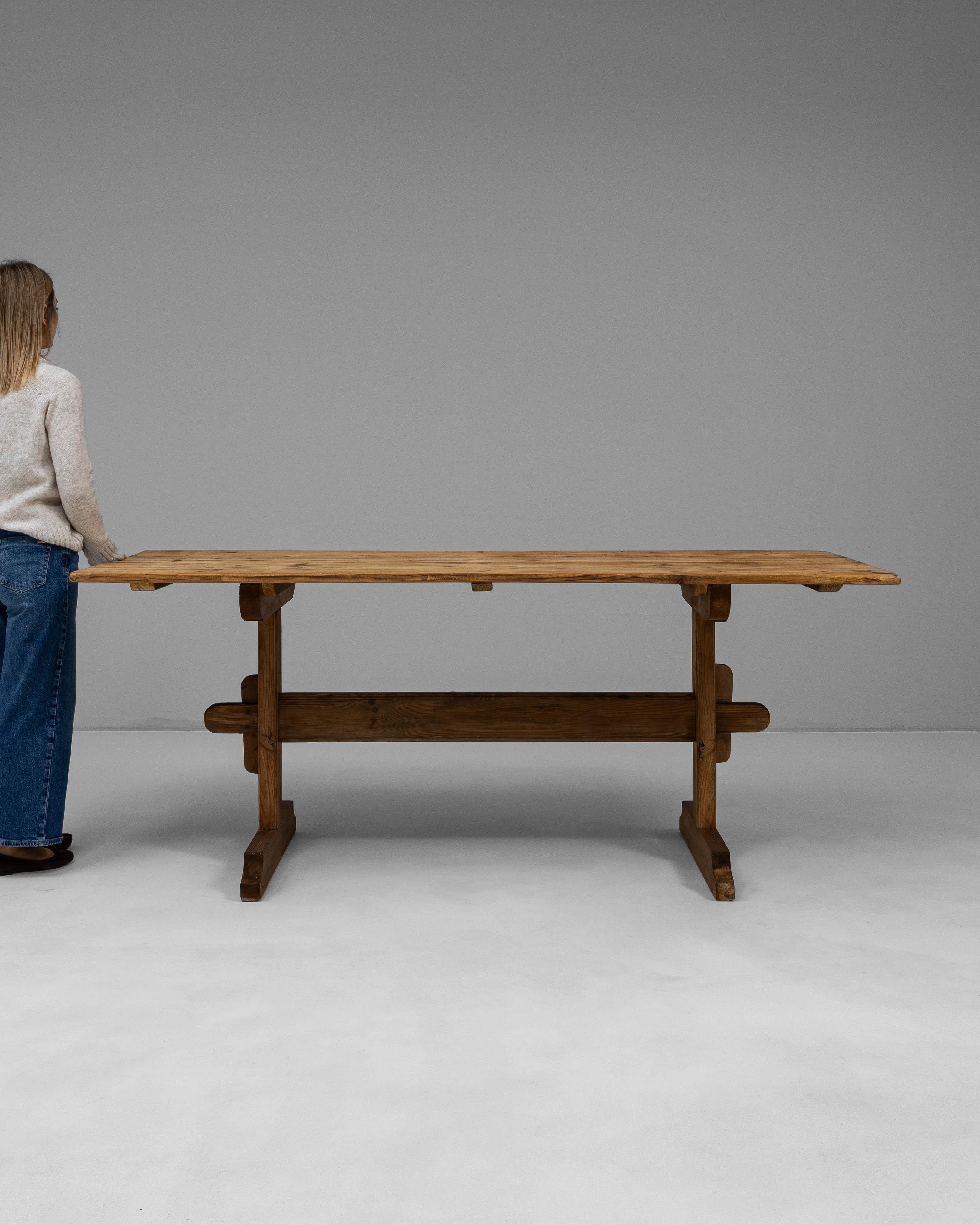 Scandinave Table de salle à manger à tréteaux en pin de style scandinave des années 1900 en vente