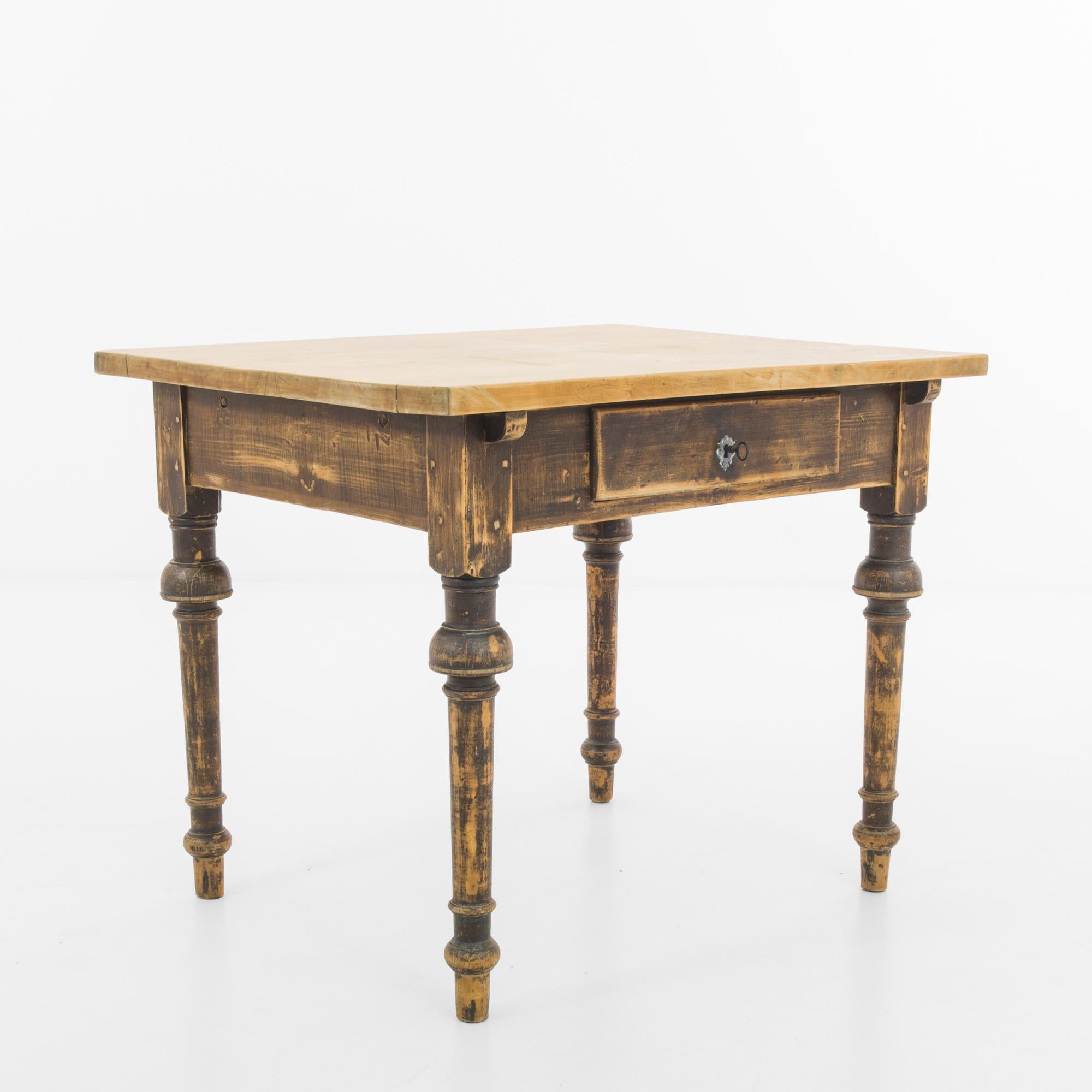 Skandinavischer Holztisch aus den 1900er Jahren im Zustand „Gut“ im Angebot in High Point, NC