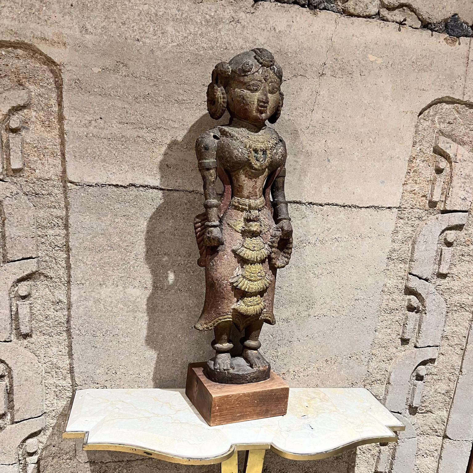 1900s Sculpture de Déesse Hindoue Figure Intricate Wood Carving en vente 3