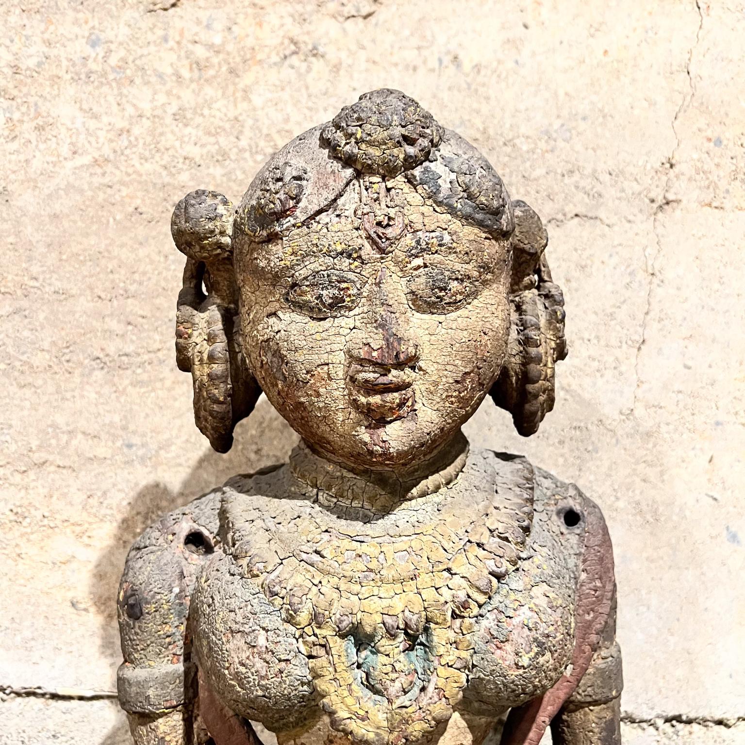 Ancienne sculpture féminine hindoue en bois sculpté à la main
31,25 h x 8,5 l x 6
Etat d'occasion original, antique, vintage, non restauré
Veuillez vous référer à toutes les images fournies.