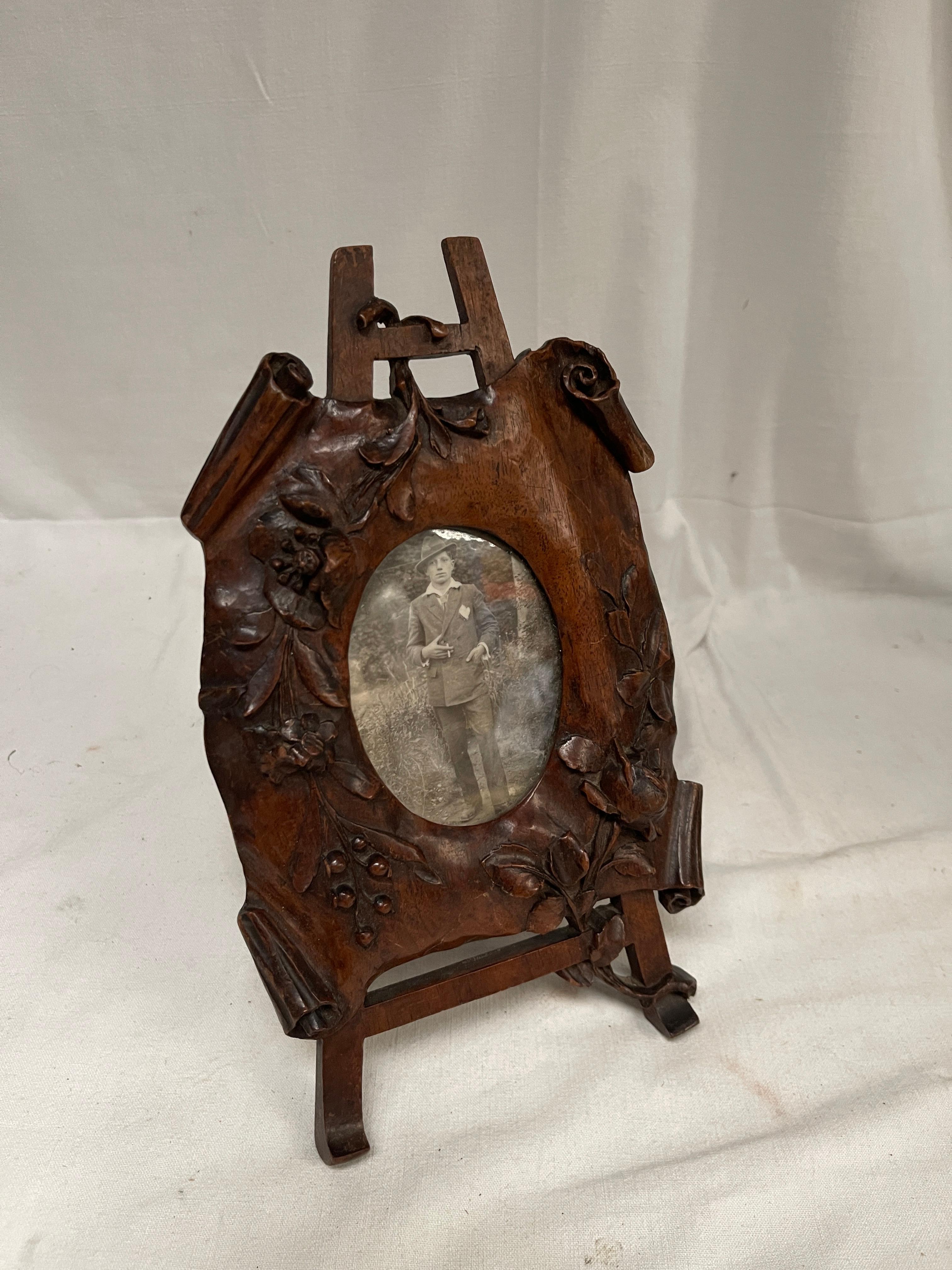 French 1900's sculptured pear wood picture frame For Sale