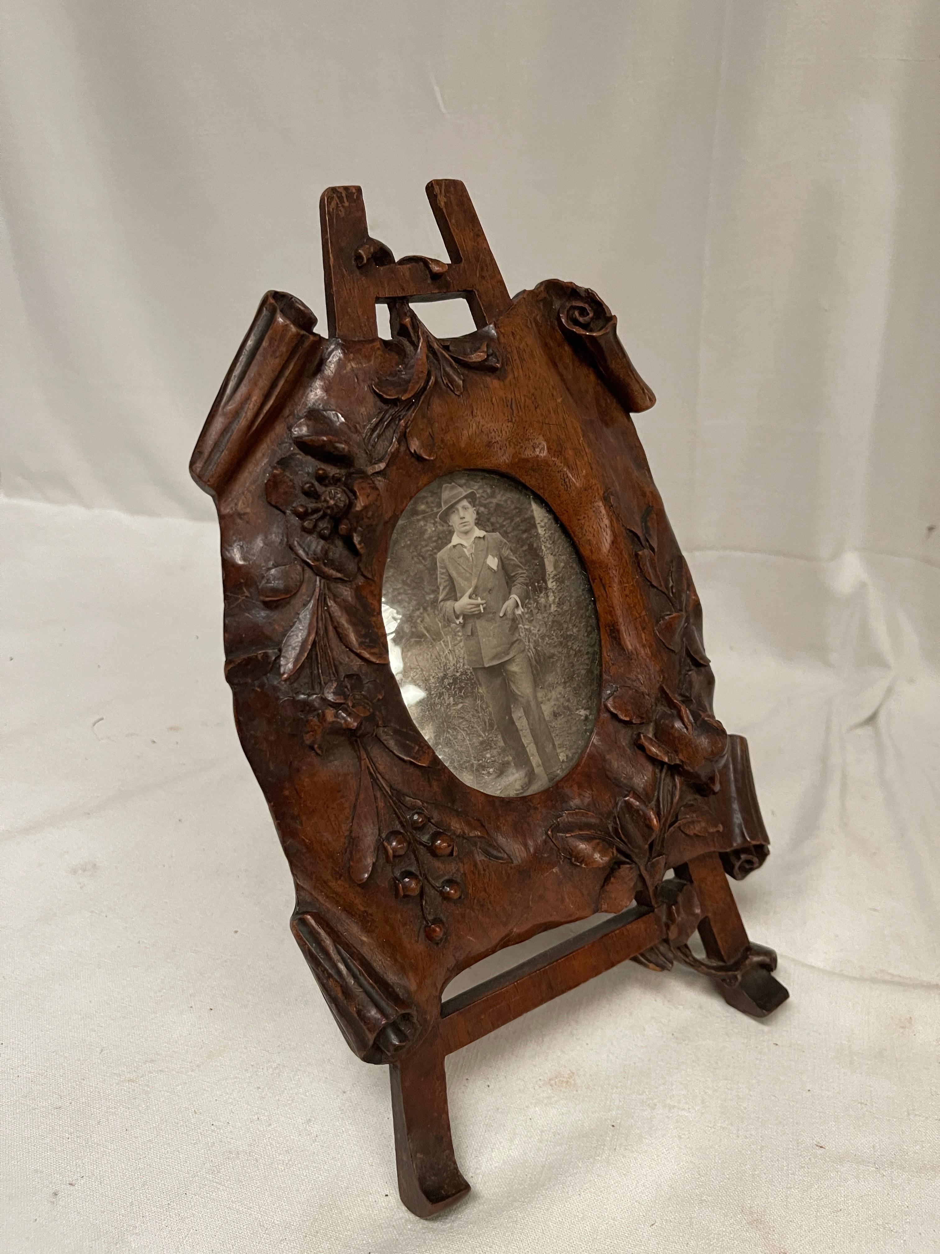 1900's sculptured pear wood picture frame In Good Condition For Sale In New York, NY