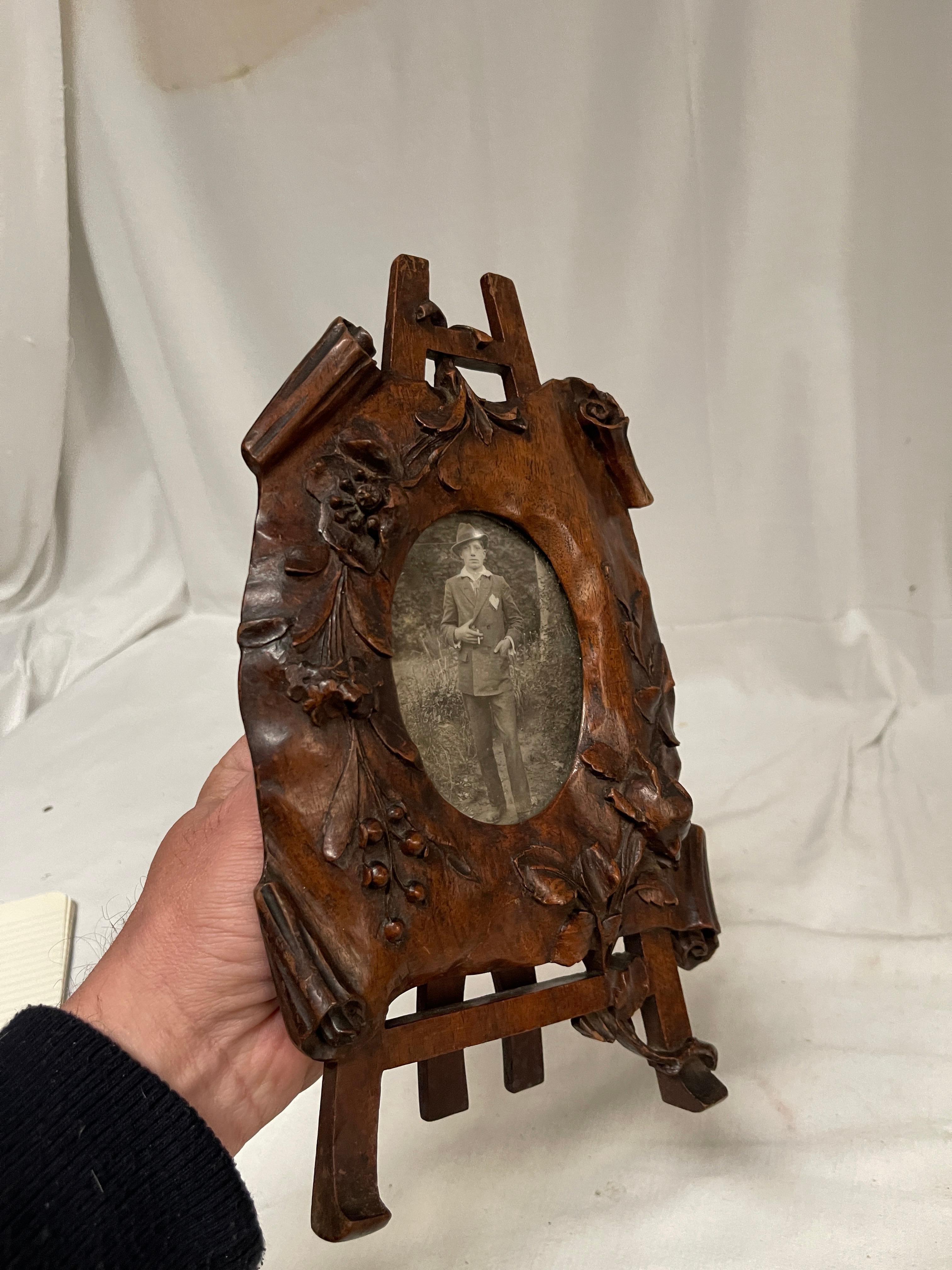 1900's sculptured pear wood picture frame For Sale 1