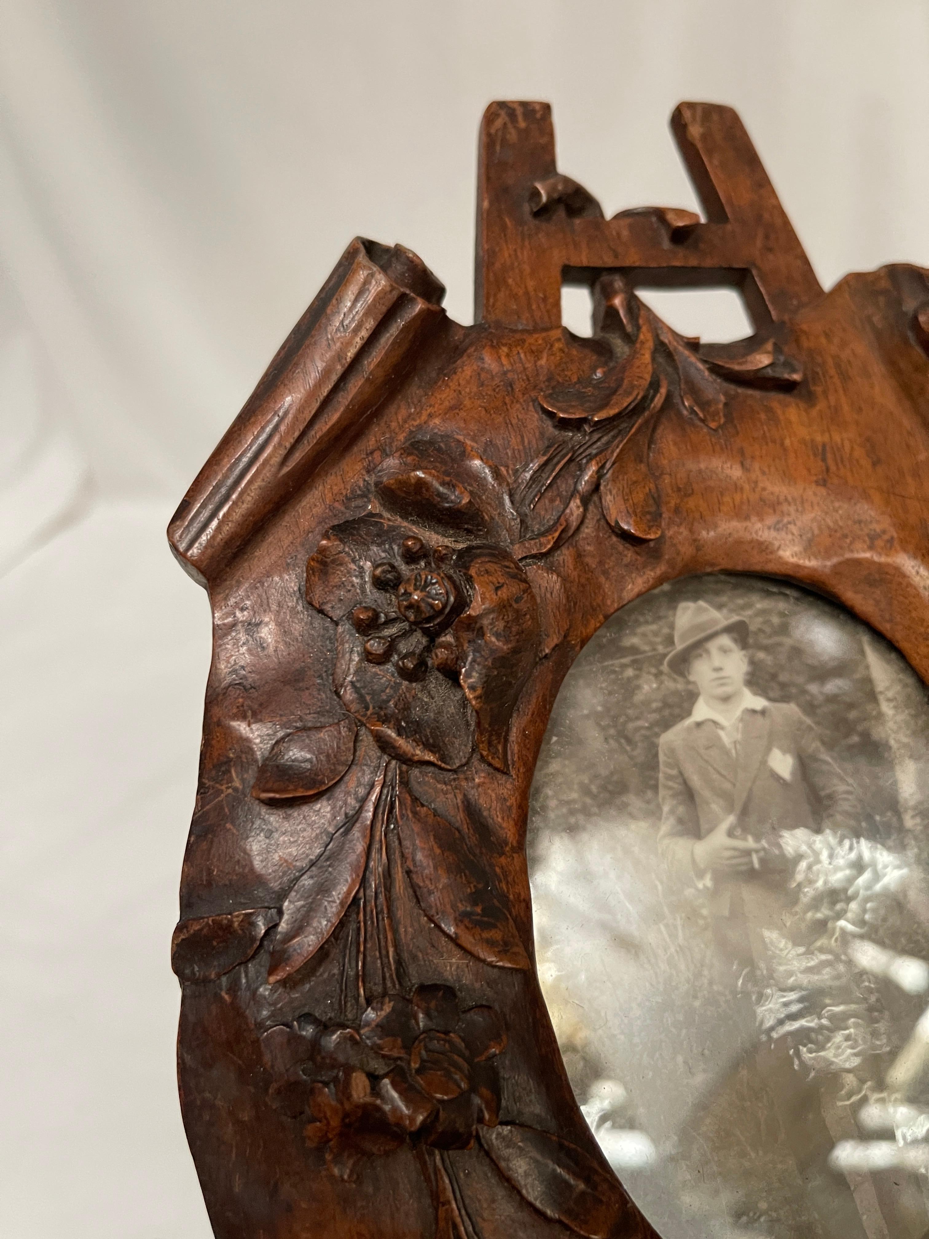 1900's sculptured pear wood picture frame For Sale 2