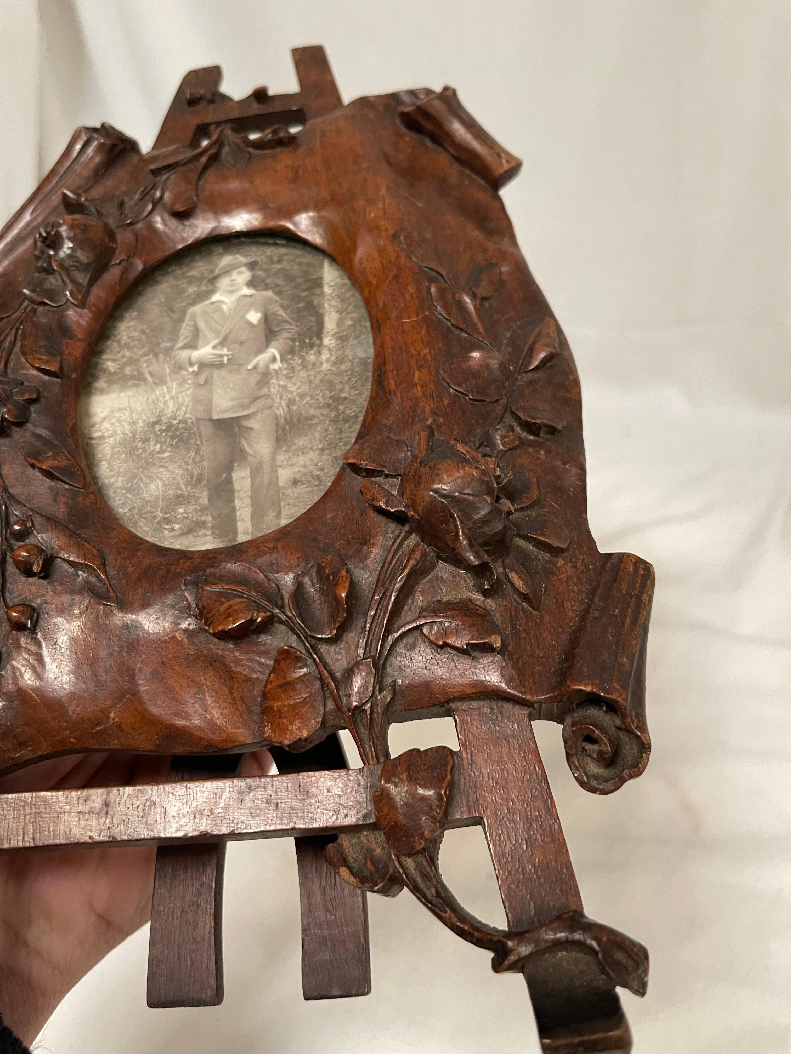 1900's sculptured pear wood picture frame For Sale 3
