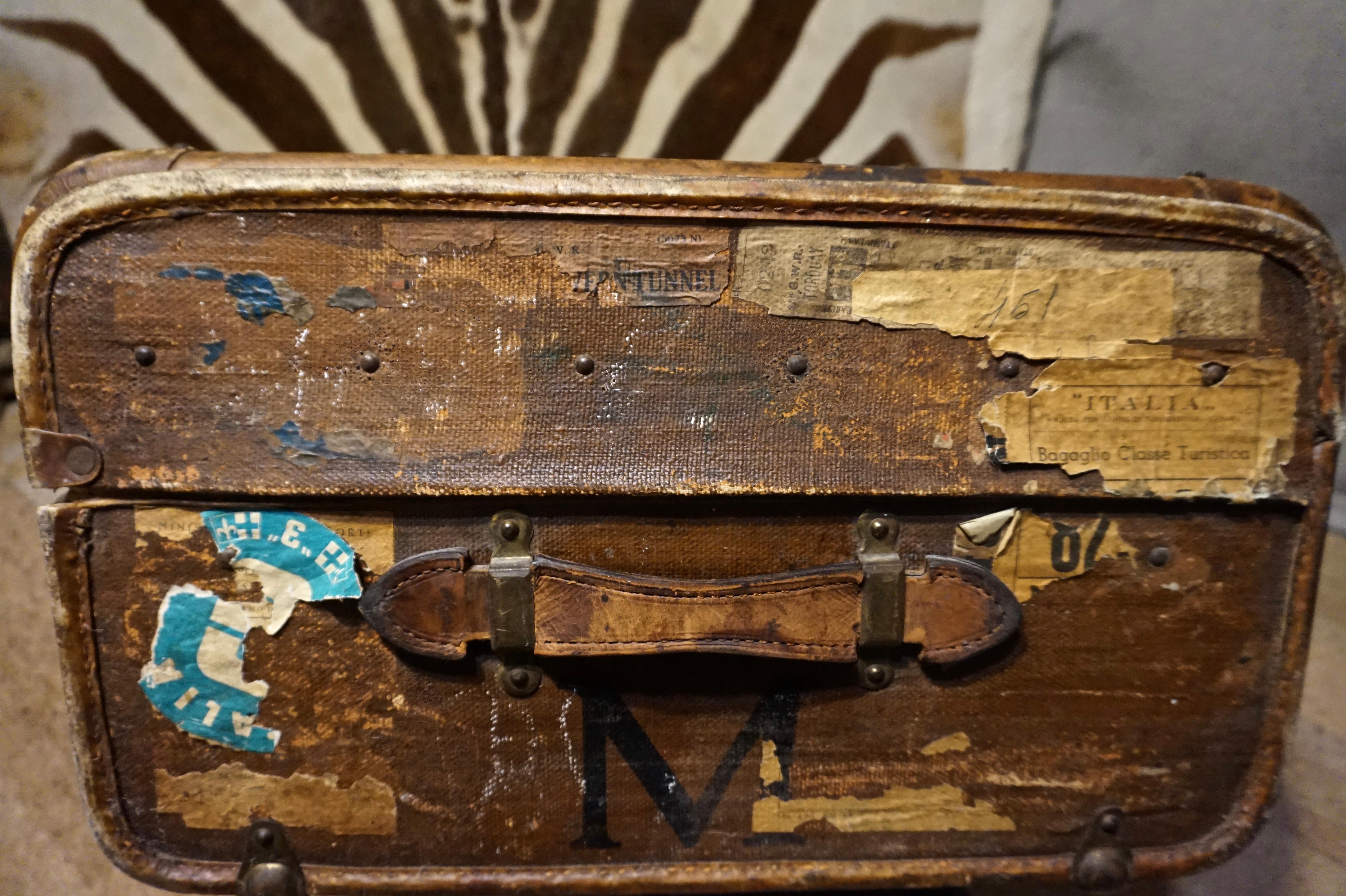 1900s Seasoned English Canvas Leather Wood Steamer Trunk with Brass Hardware For Sale 4