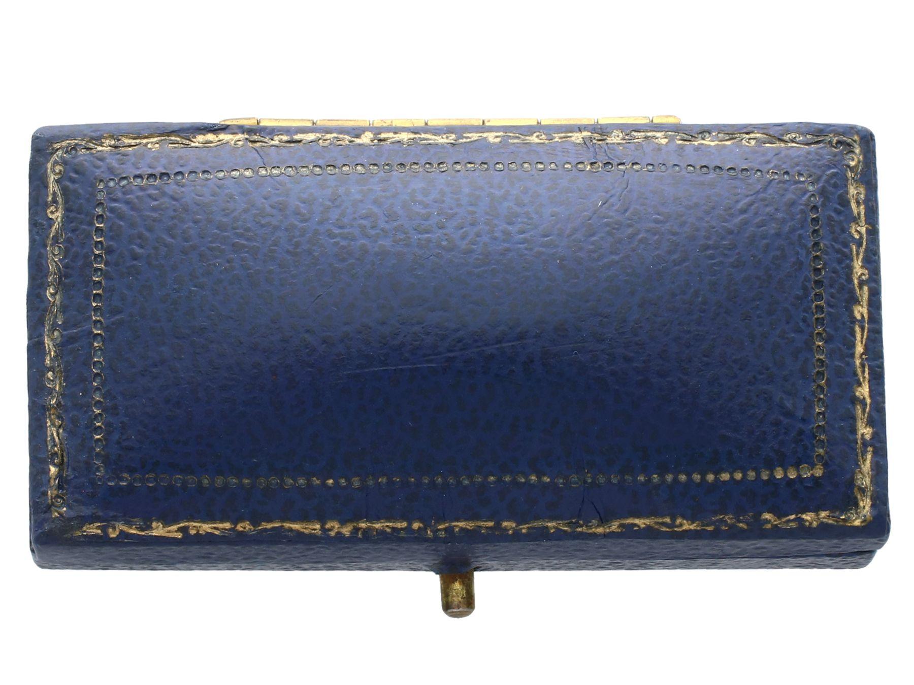 Barbrosche aus Gelbgold mit Saatperlen und Rubin, Chick und Eier, 1900er Jahre im Angebot 4