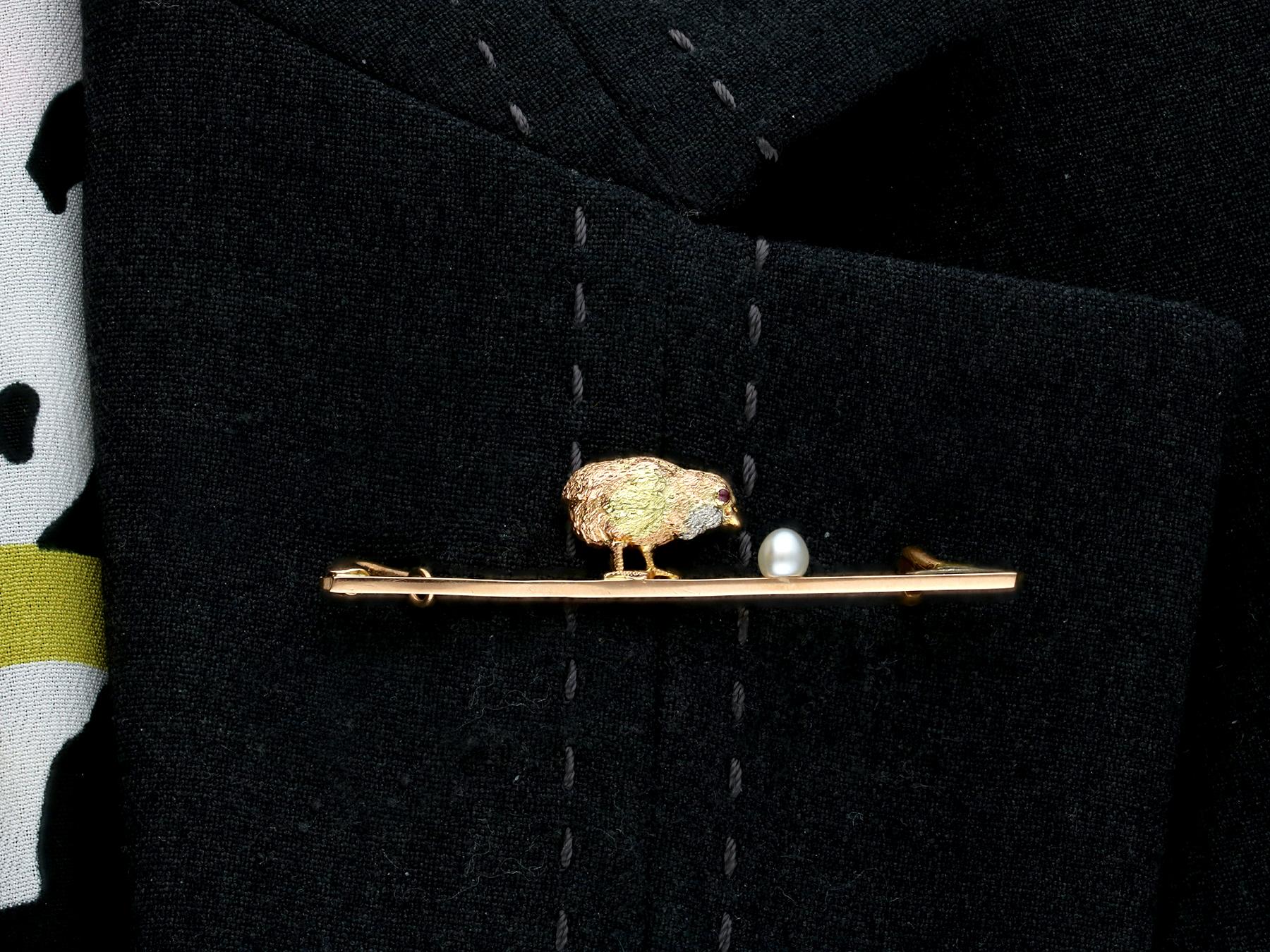 Barbrosche aus Gelbgold mit Saatperlen und Rubin, Chick und Eier, 1900er Jahre im Angebot 8