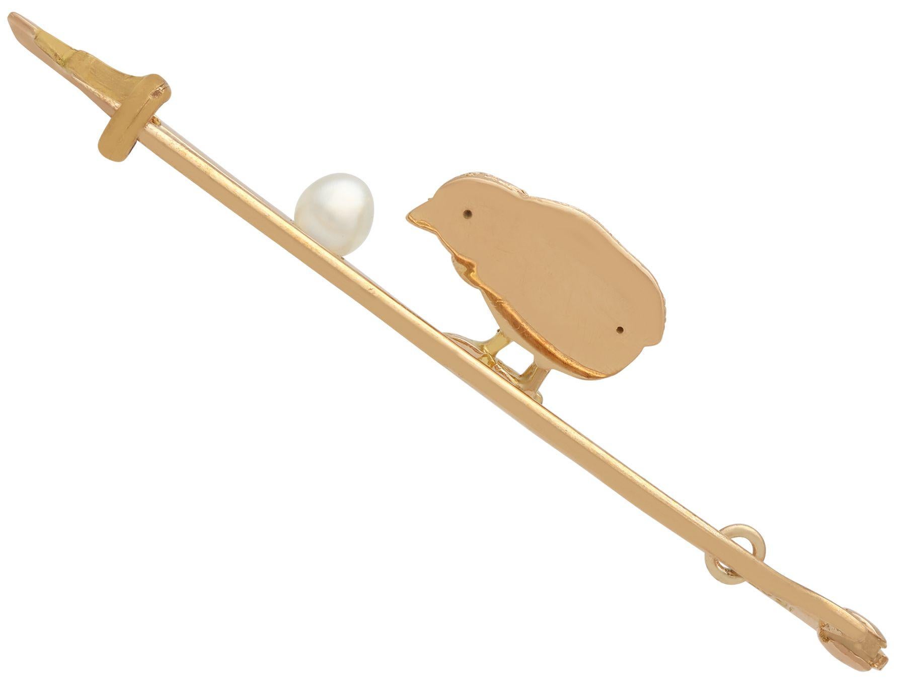 Barbrosche aus Gelbgold mit Saatperlen und Rubin, Chick und Eier, 1900er Jahre für Damen oder Herren im Angebot