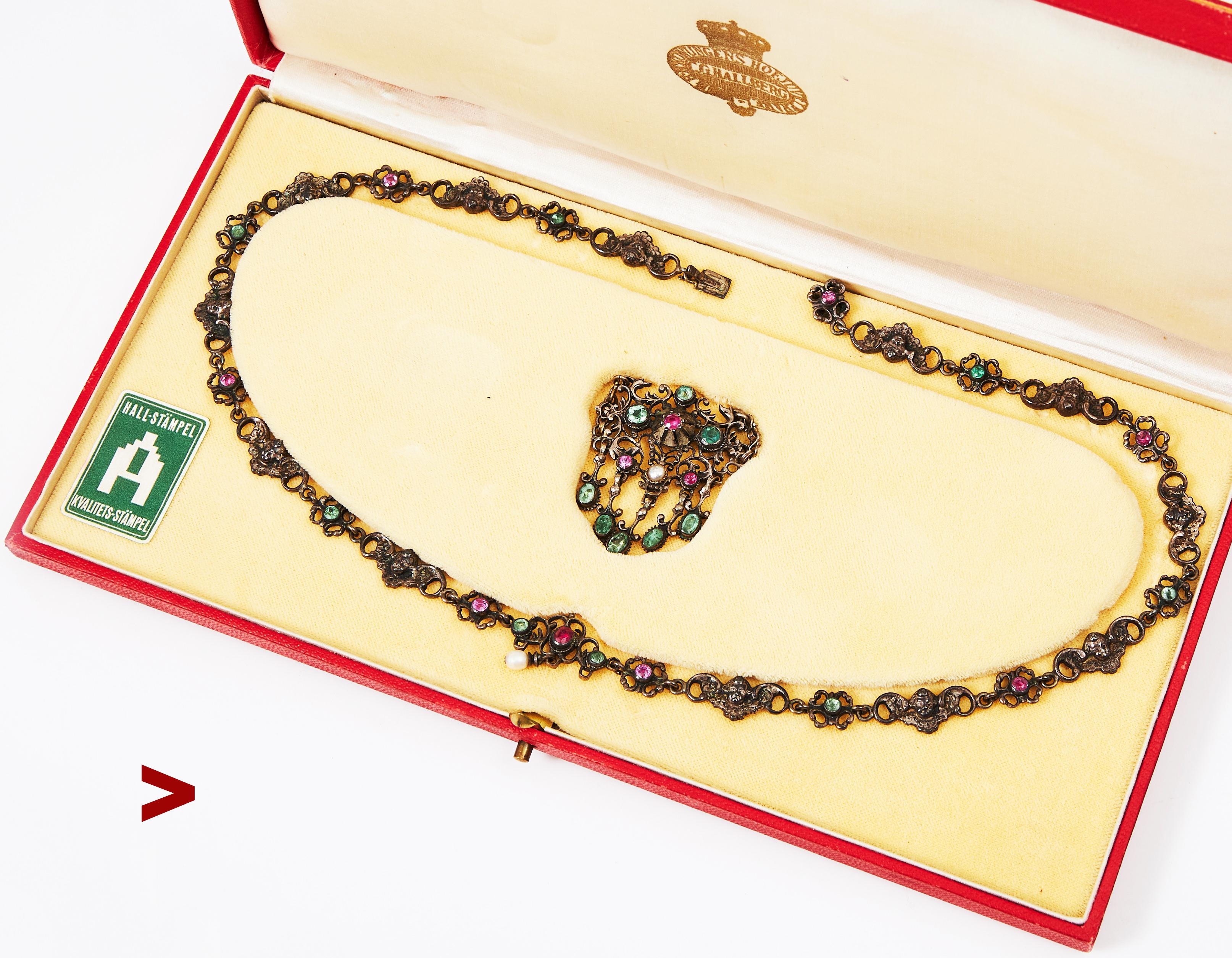 Raro set di gioielli svedesi rinascimentali del 1900-1920 ca. Set di gioielli svedesi rinascimentali del 1900-1920 circa, composto da una collana abbinata e un ciondolo rimovibile in una scatola originale d'epoca con i marchi di C.C. Hallberg - uno