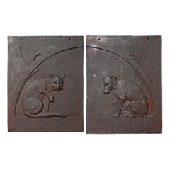 1900er Satz Jugendstil-Hunde- und Katzenreliefs aus Gusseisen für Kamin oder Fassade
