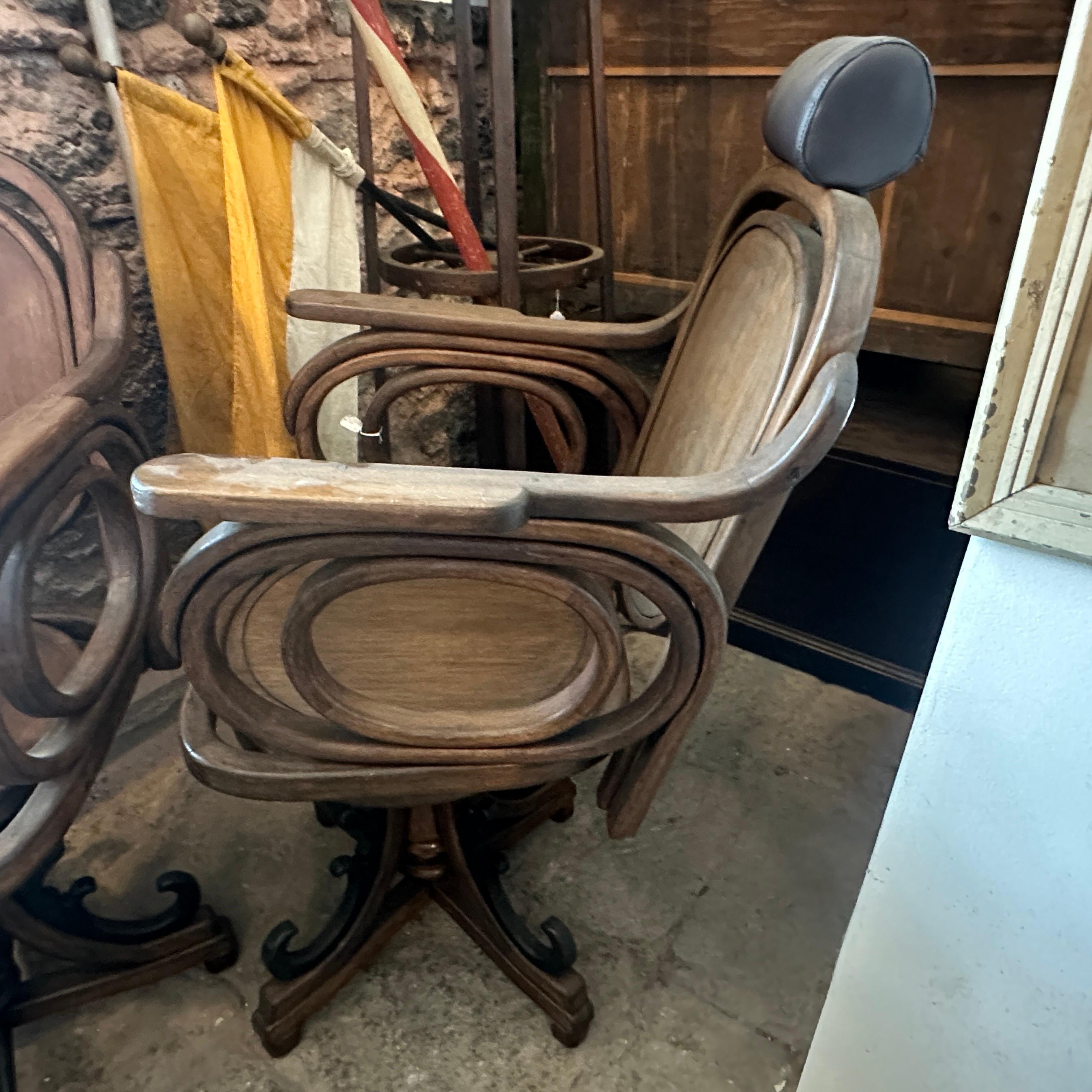 Ensemble de deux chaises pivotantes italiennes Art Nouveau Thonet Barber des années 1900 en vente 2