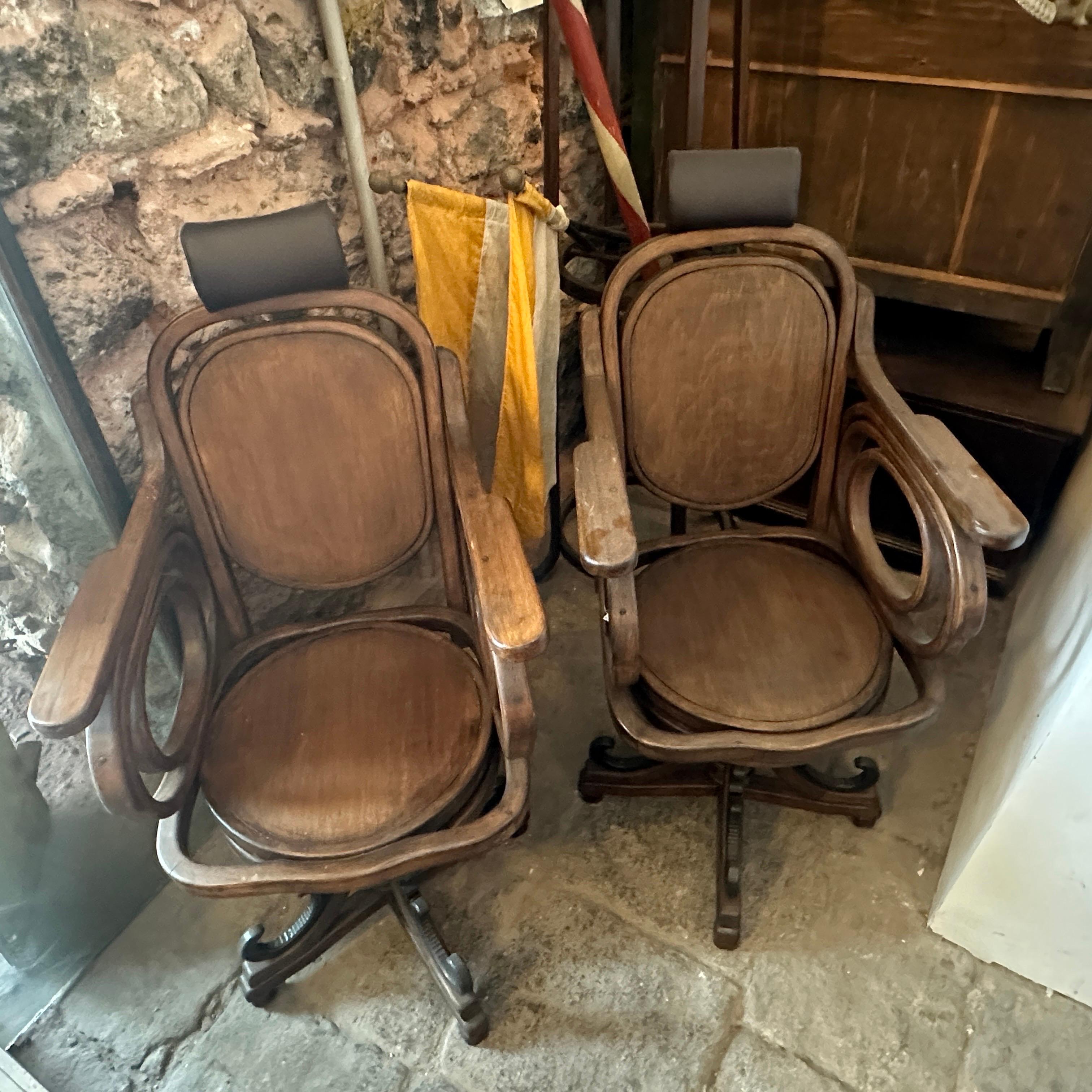 1900s Set of two Art Nouveau Italian Thonet Barber Swivel Chairs In Good Condition For Sale In Catania, Sicilia