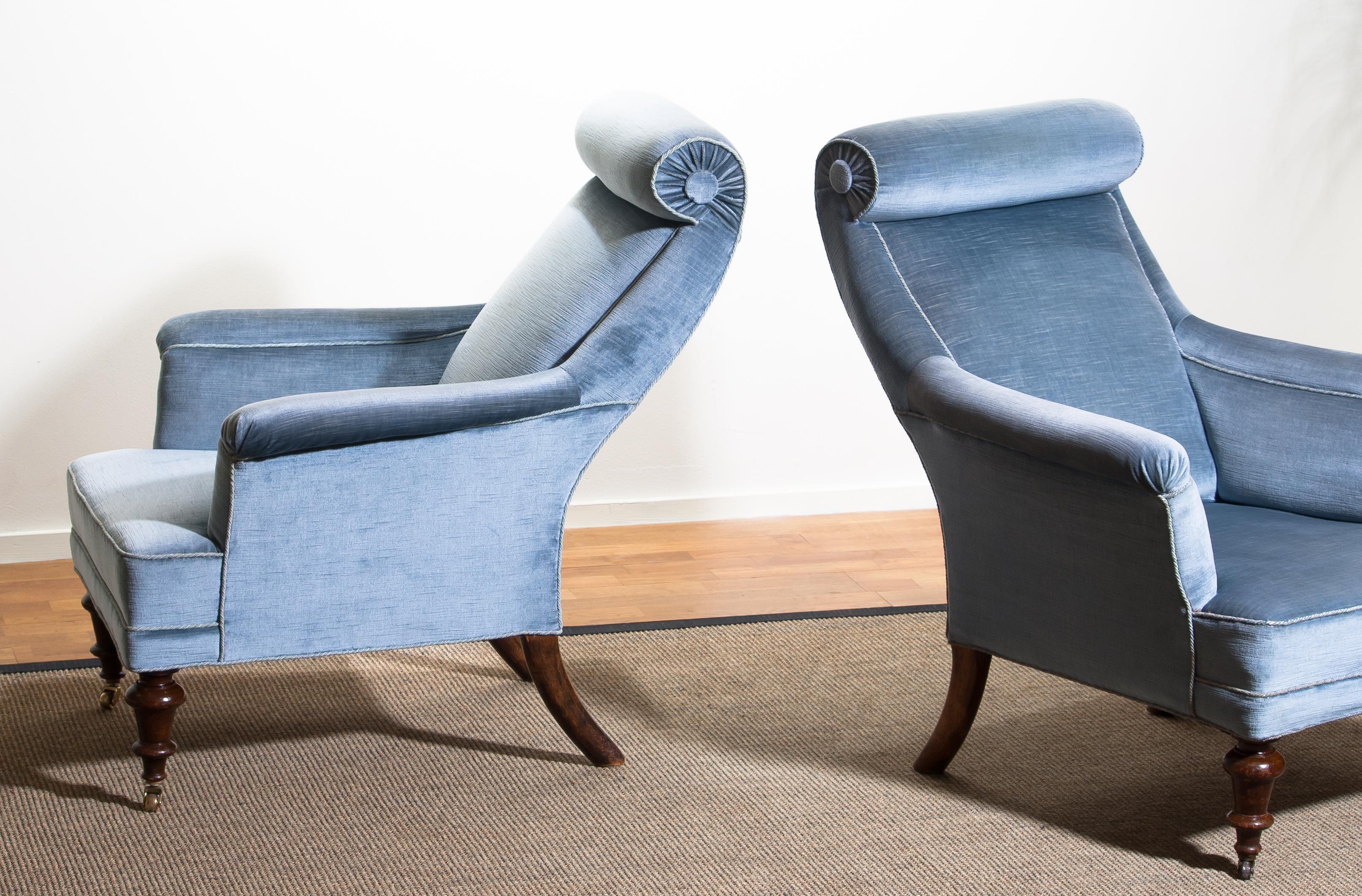 Rare and extremely comfortable or beautiful set of two bergère or lounge chairs in Dorothy Draper style from the turn to the 20th century.
Both chairs are upholstered in ice blue velvet and in good condition.

One chair has new wheels in brass