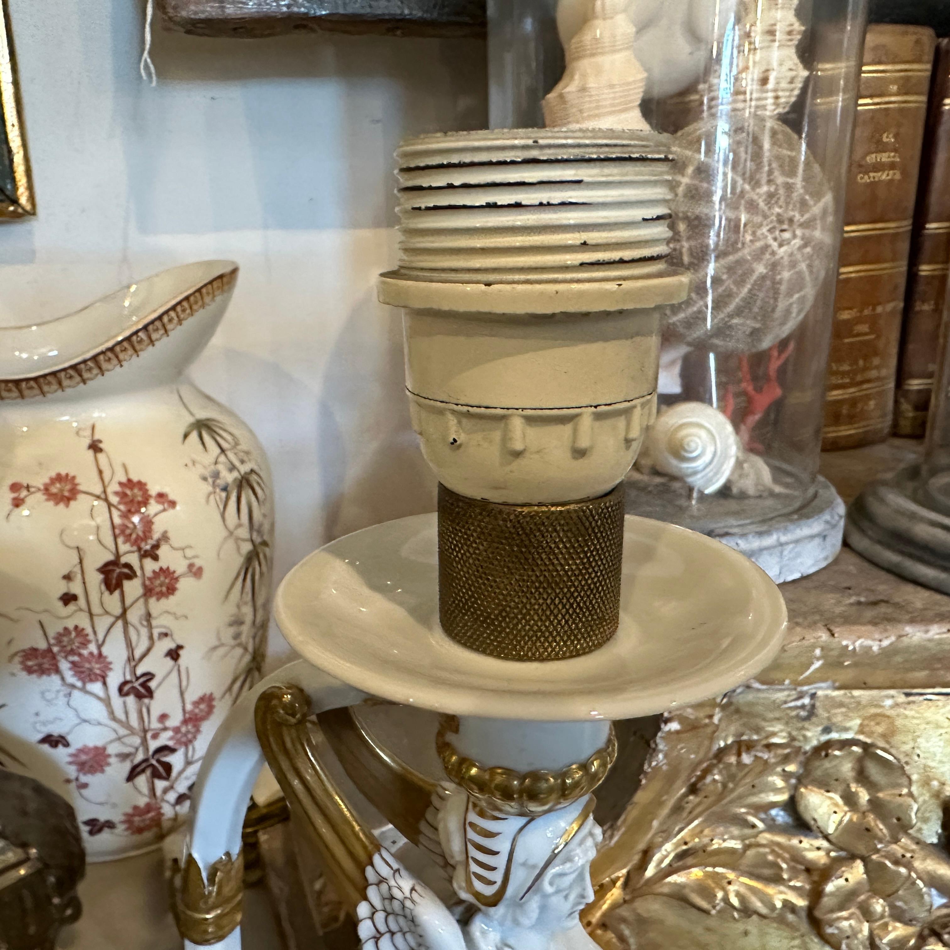 Set aus zwei neoklassizistischen Capodimonte-Porzellan-Tischlampen aus Weiß- und Gold, 1900er Jahre im Angebot 5