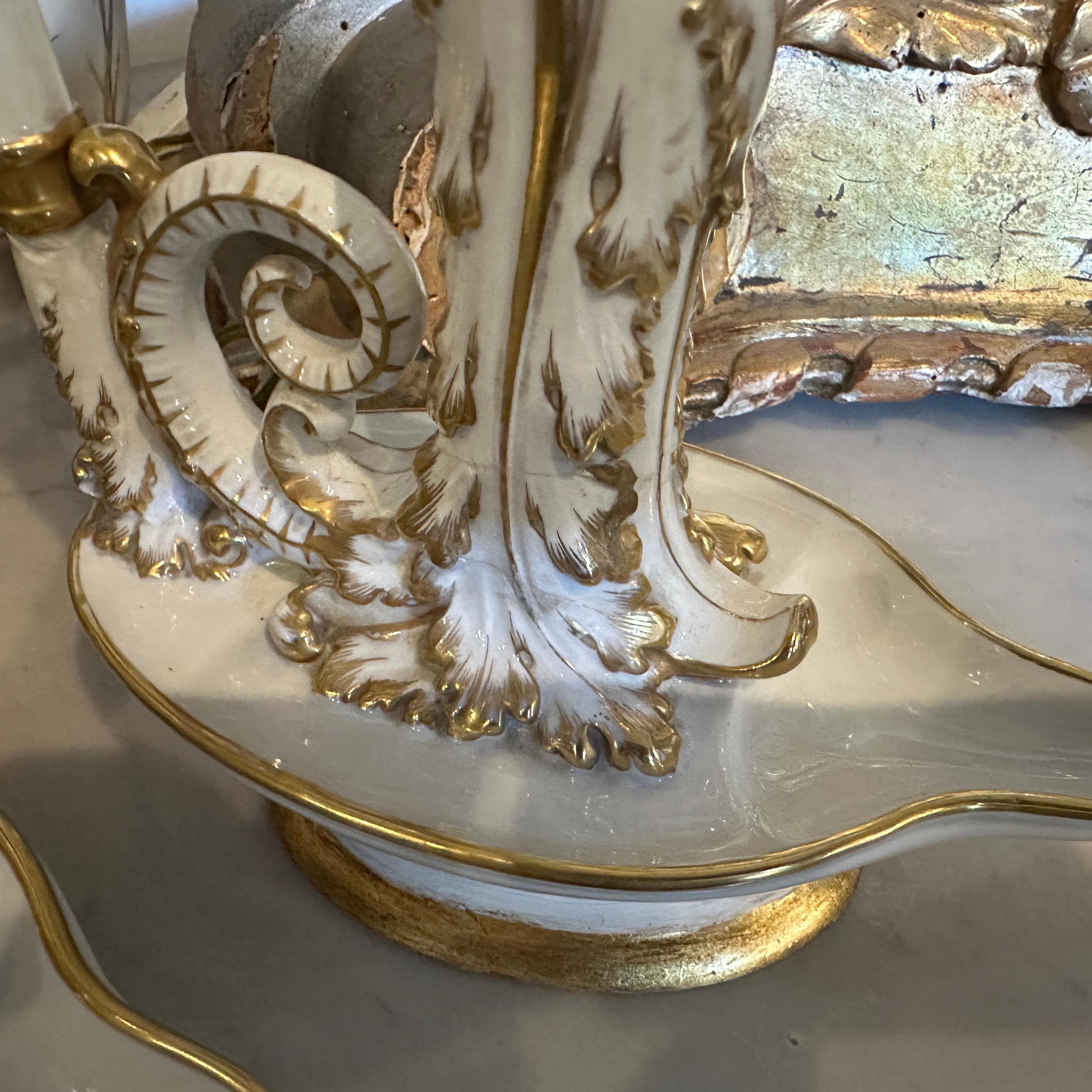 Set aus zwei neoklassizistischen Capodimonte-Porzellan-Tischlampen aus Weiß- und Gold, 1900er Jahre im Angebot 6