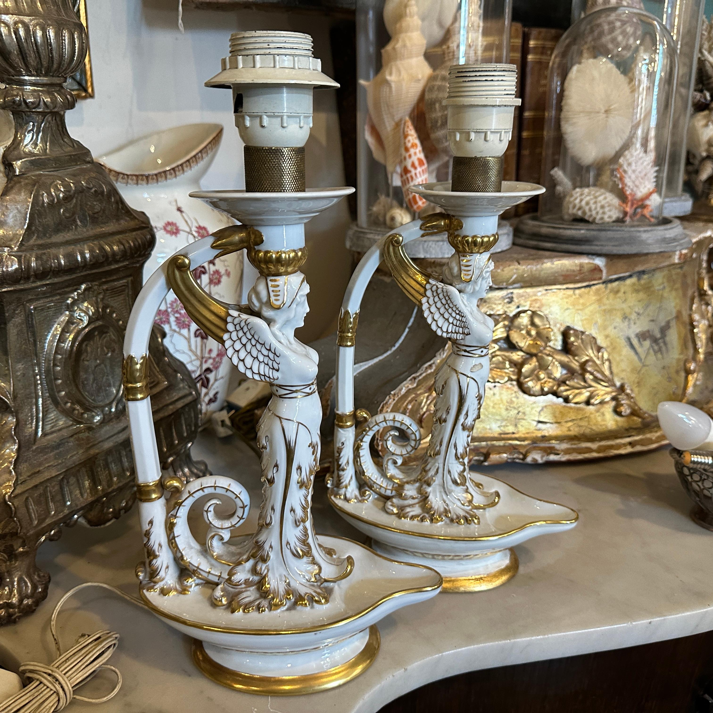 Ein Paar Capodimonte Keramik-Tischlampen, die in Neapel im frühen 20. Jahrhundert hergestellt wurden, sehen aus wie neoklassische Kerzenhalter und sind mit reinem Gold verziert. Sie haben keine Lampenschirme.