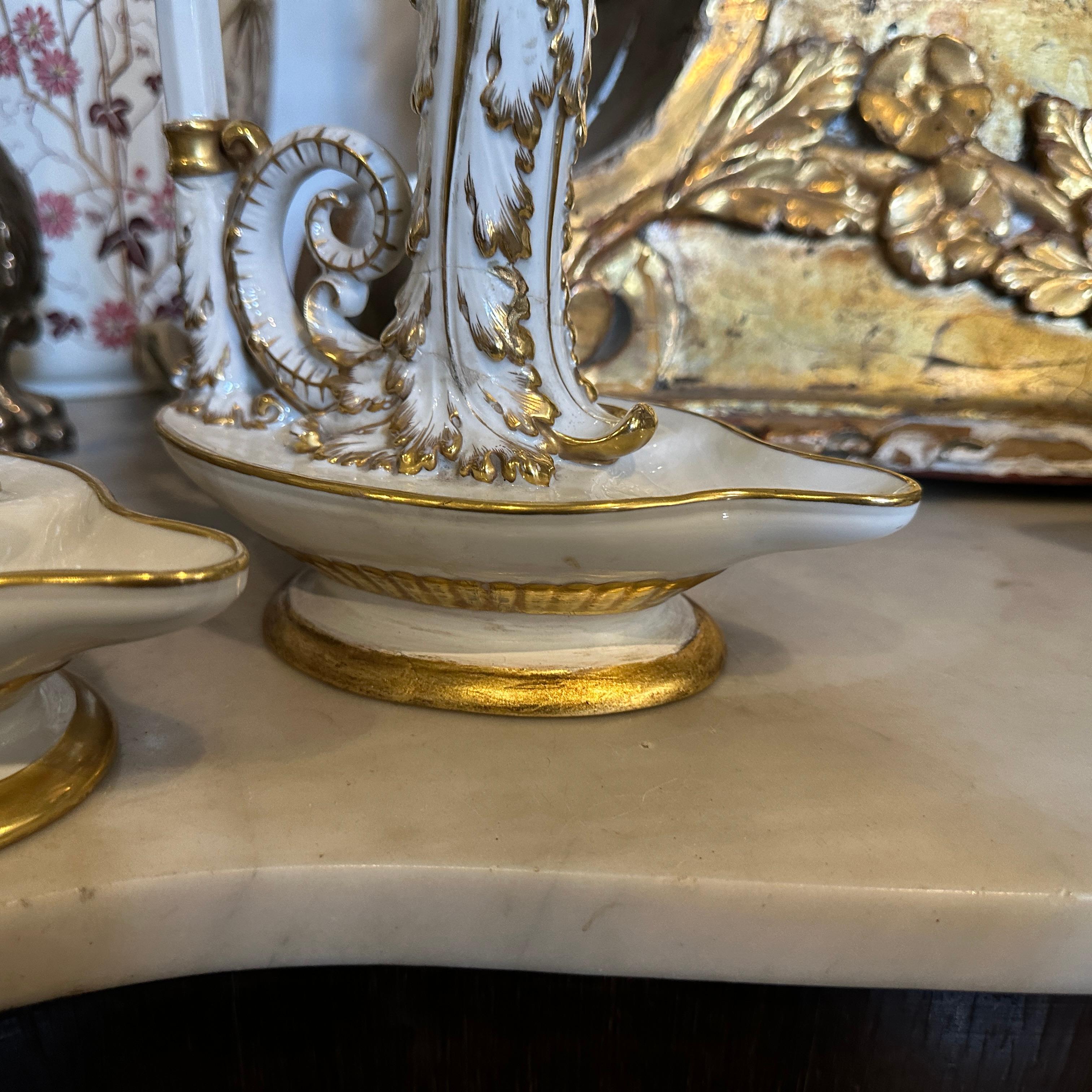 Italian 1900s Set of Two Neoclassical White and Gold Capodimonte Porcelain Table Lamps For Sale