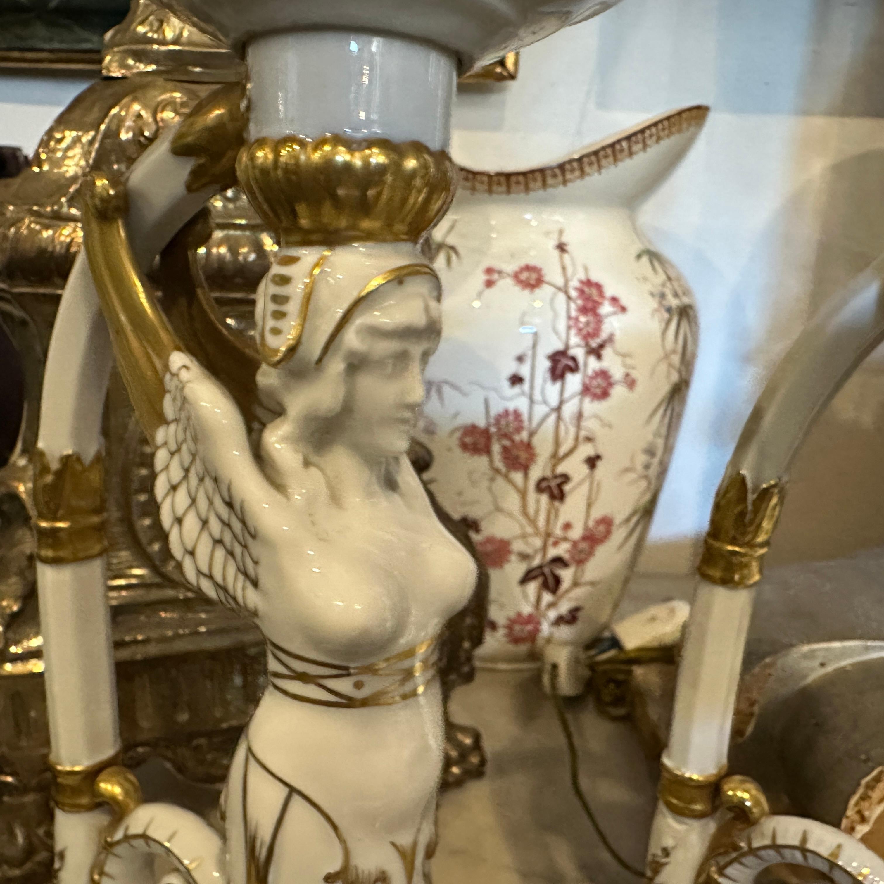 1900s Set of Two Neoclassical White and Gold Capodimonte Porcelain Table Lamps In Good Condition For Sale In Catania, Sicilia