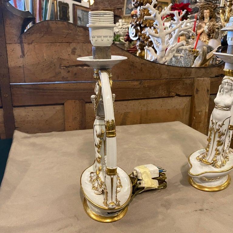 1900s Set of Two Neoclassical White and Gold Capodimonte Porcelain Table Lamps In Good Condition In Catania, Sicilia