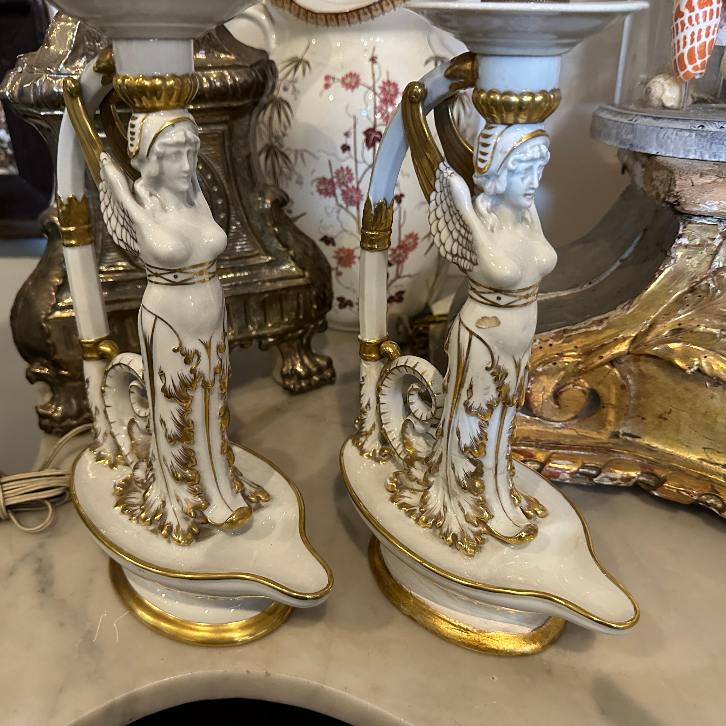1900s Set of Two Neoclassical White and Gold Capodimonte Porcelain Table Lamps For Sale 1