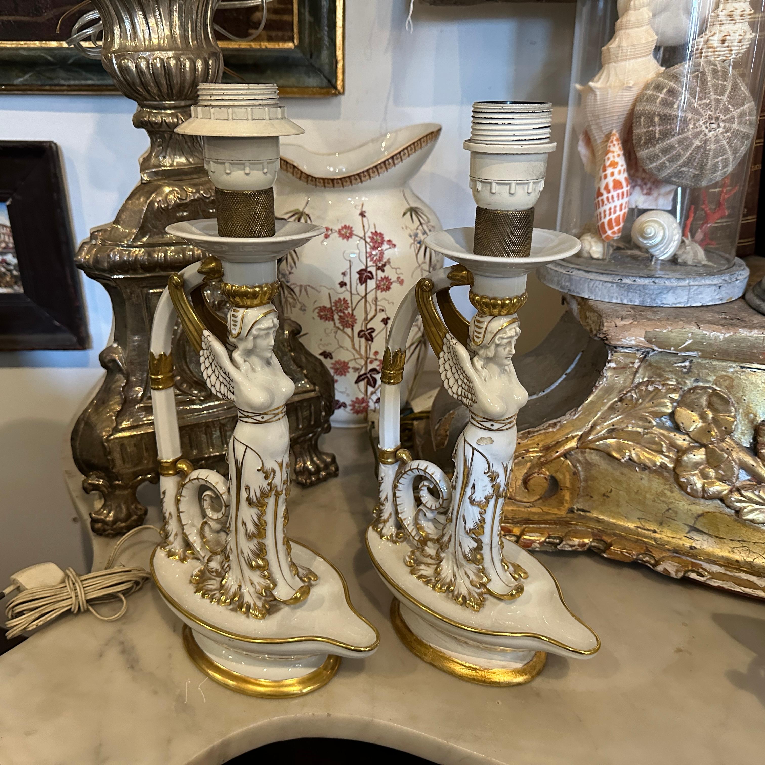 1900s Set of Two Neoclassical White and Gold Capodimonte Porcelain Table Lamps For Sale 2