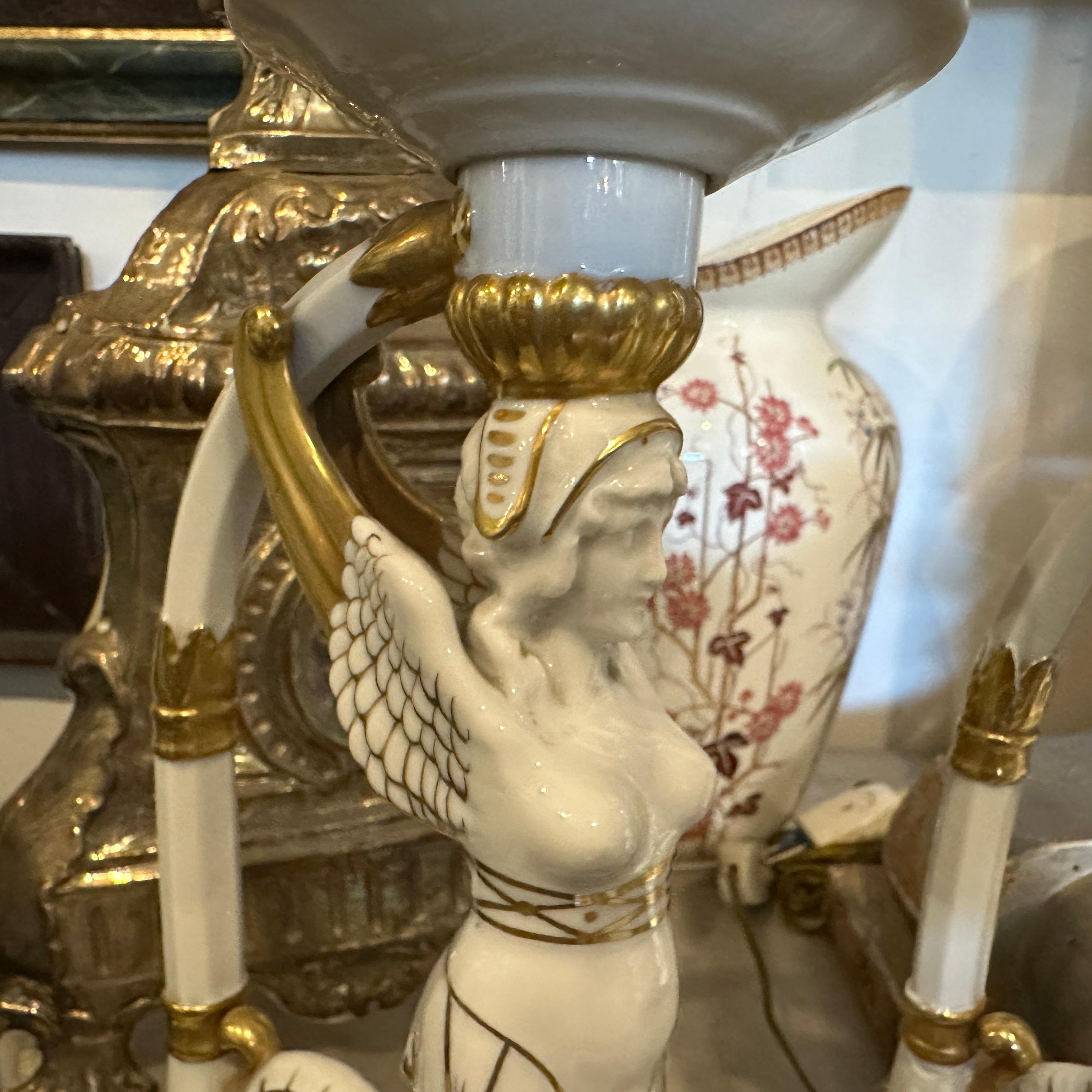 1900s Set of Two Neoclassical White and Gold Capodimonte Porcelain Table Lamps For Sale 4