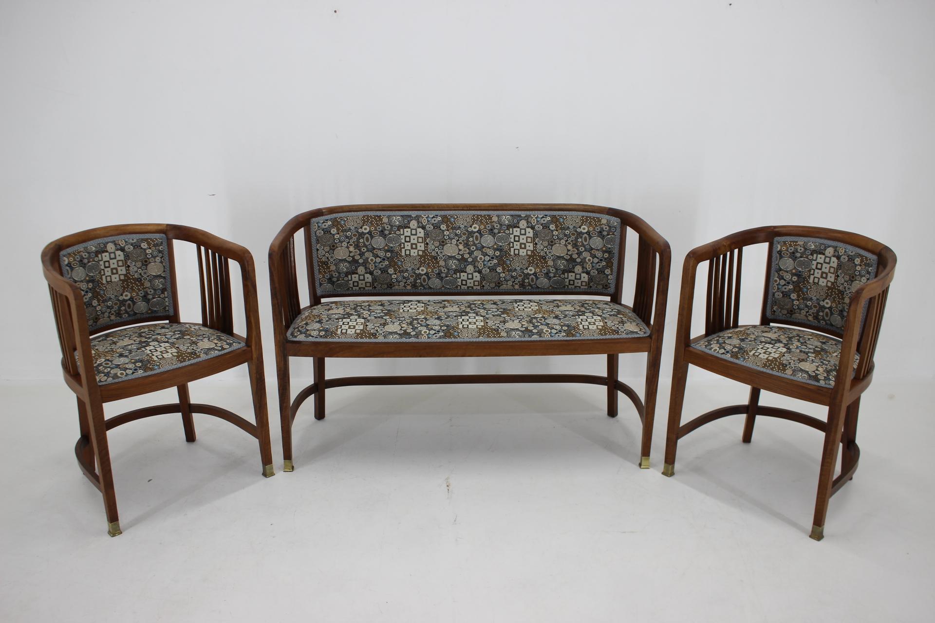  - sorgfältig renoviert 
- Professionell neu gepolstert mit einem von Gustav Klimt entworfenen Qualitätsstoff 
- Sessel: H78, B53, T47 cm