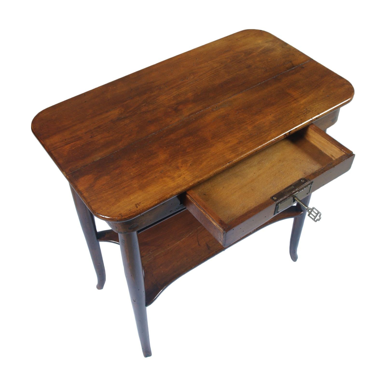 Tea table or side table or console or nightstand with drawer, all solid wood of walnut, restored and wax polished, circa 1900s.
Manufacturer: Jacob and Josef Kohn (label). Joseph Hoffman designer, Austria, Vienna.

Measures cm: H 70, W 66, D 37
