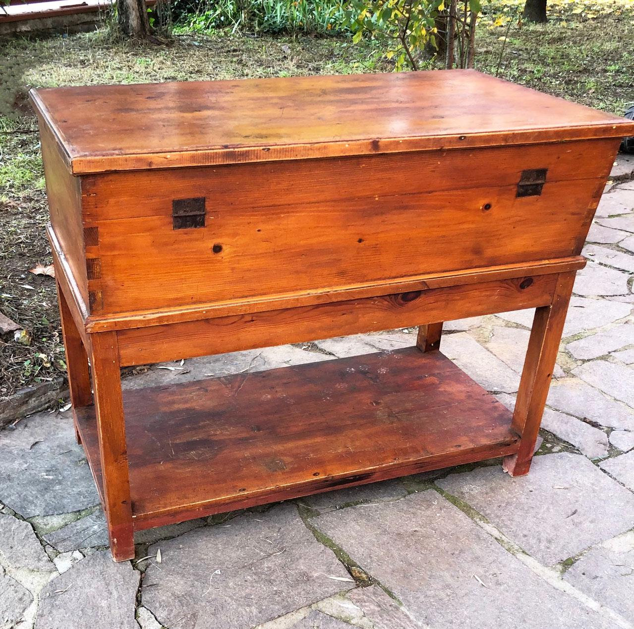 Sideboard in original antique Tuscan fir, with opening door and stick.

Size: 114 x 62 x 92 H

Period: 1900
 
In ancient times it was used to contain flour and knead bread

Rare and typical piece of furniture from Tuscany.