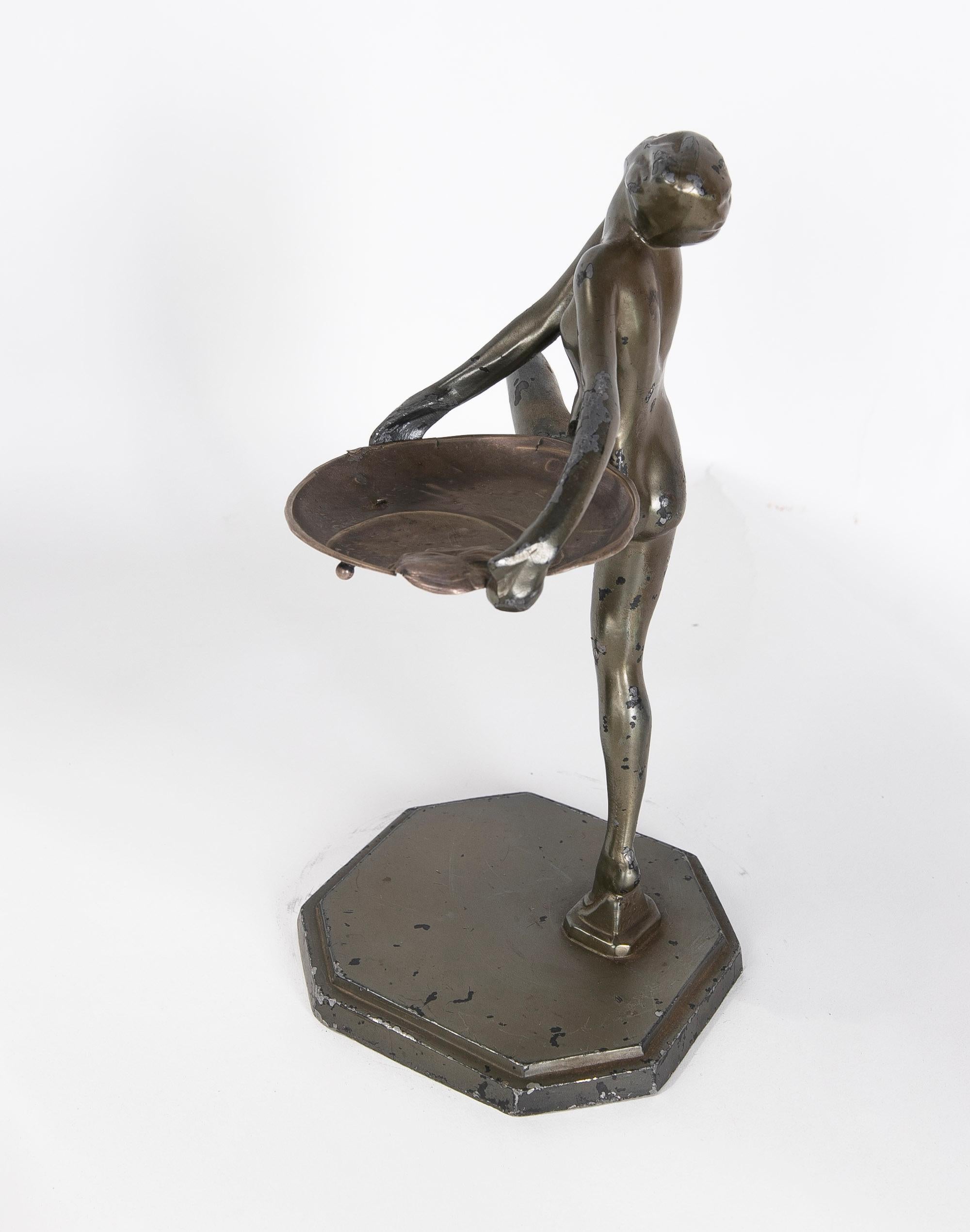 Scultura in metallo Art Deco del 1900 firmata raffigurante una donna con un vassoio d'argento in vendita 4