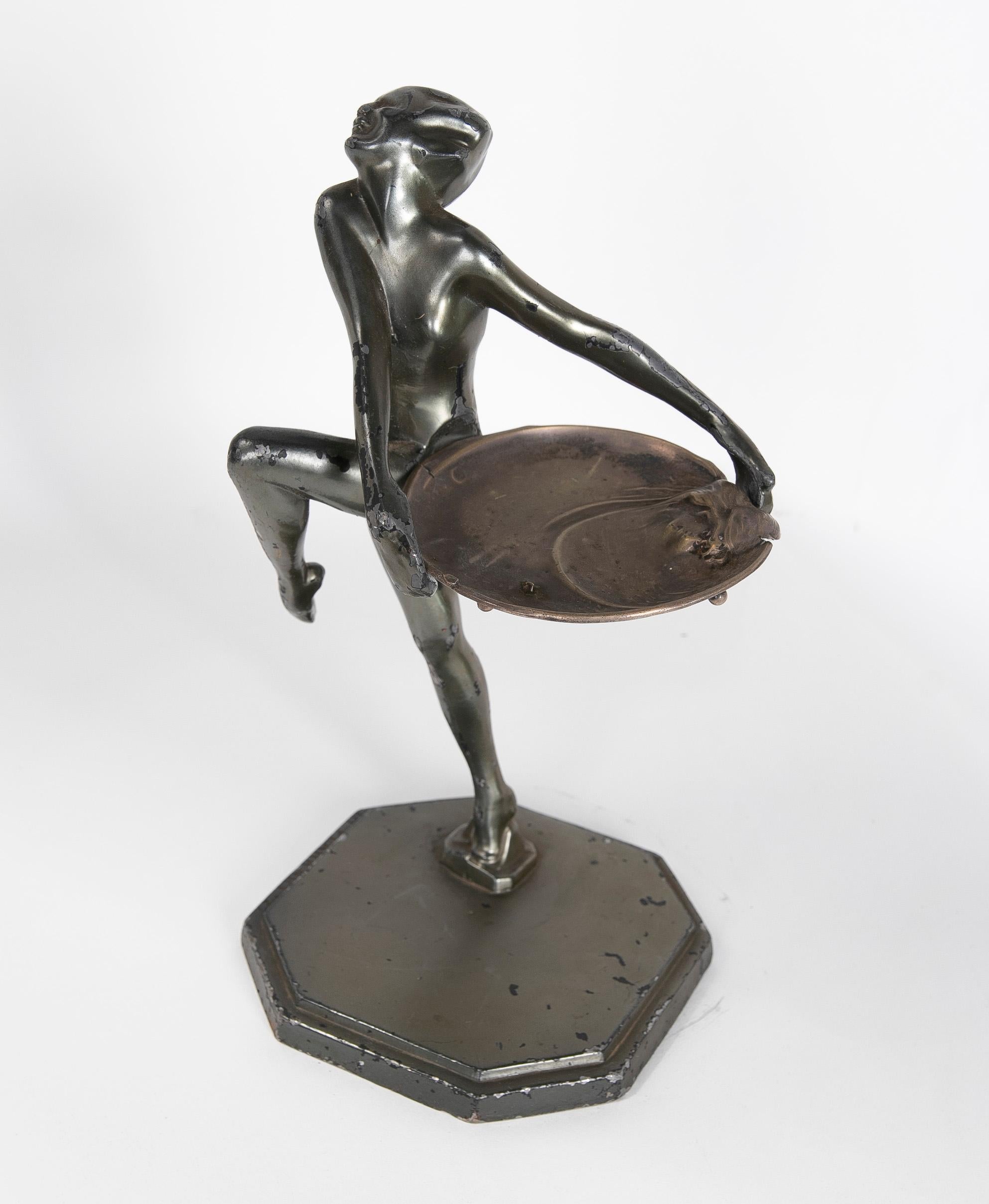 Sculpture en métal Art Déco des années 1900 signée d'une femme avec un plateau en argent  en vente 2
