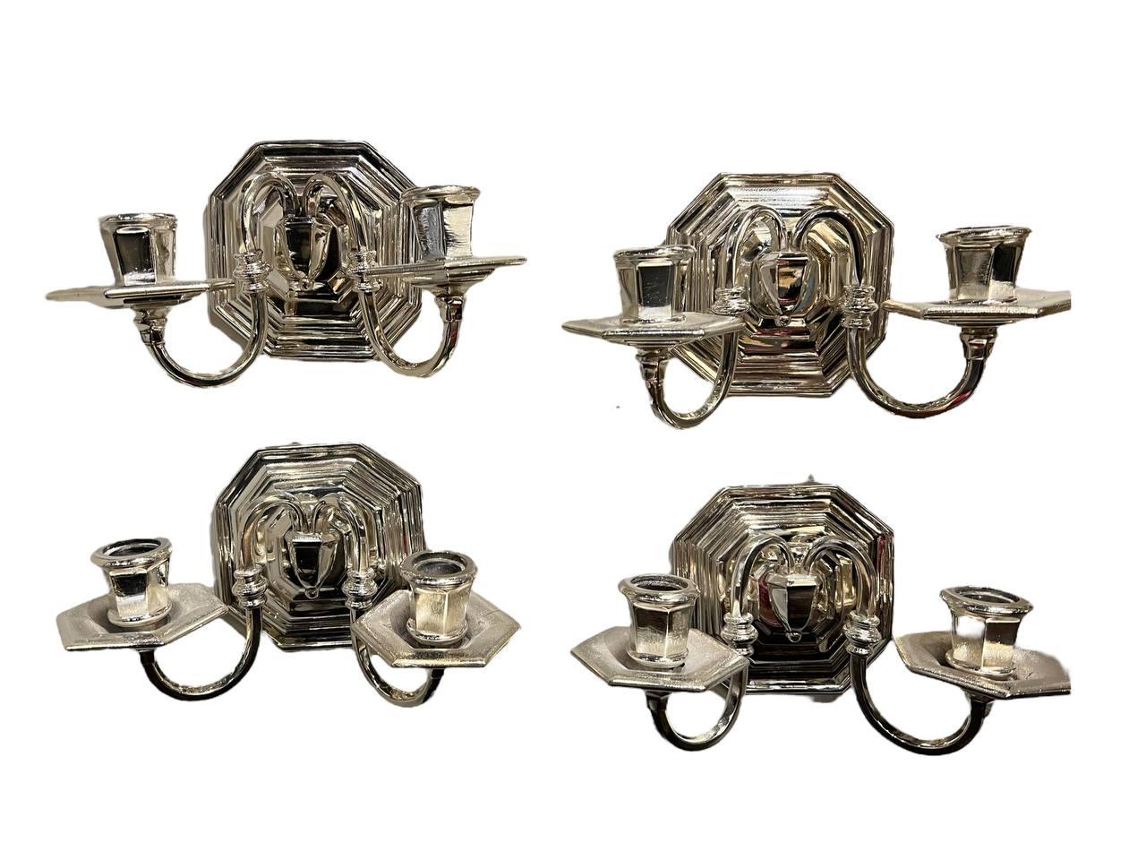 Coppia di appliques a doppia luce Caldwell placcate in argento del 1900 circa, dal design insolito. Perfetto per il corridoio o il bagno