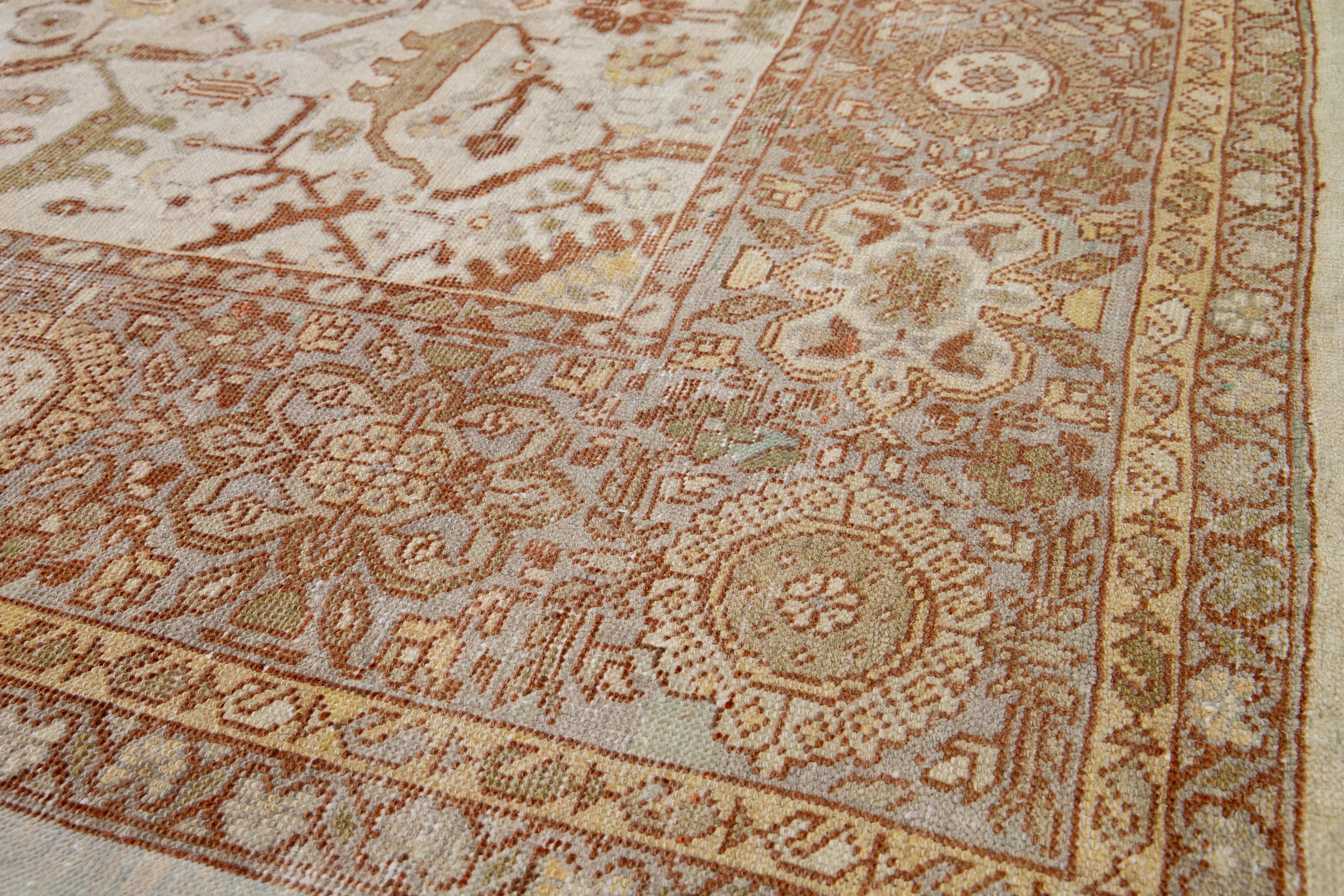 1900s Sultanabad Persian Gallery Wool Rug In Beige and Orange With Floral Motif For Sale 3