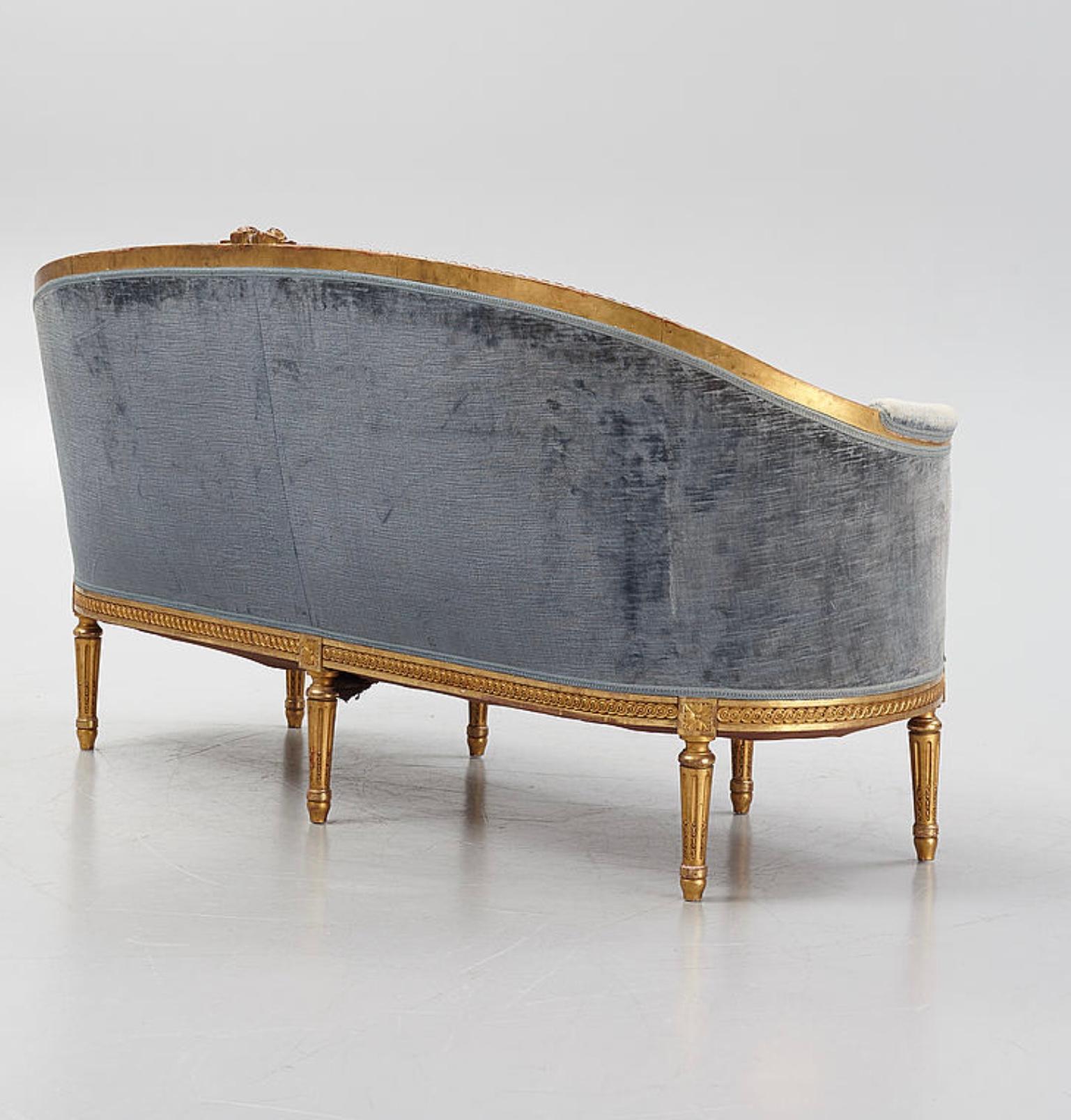 Early 20th Century 1900s Swedish Two-Seater Gustavian Style Gilt Velvet Sofa with Carved Decoration