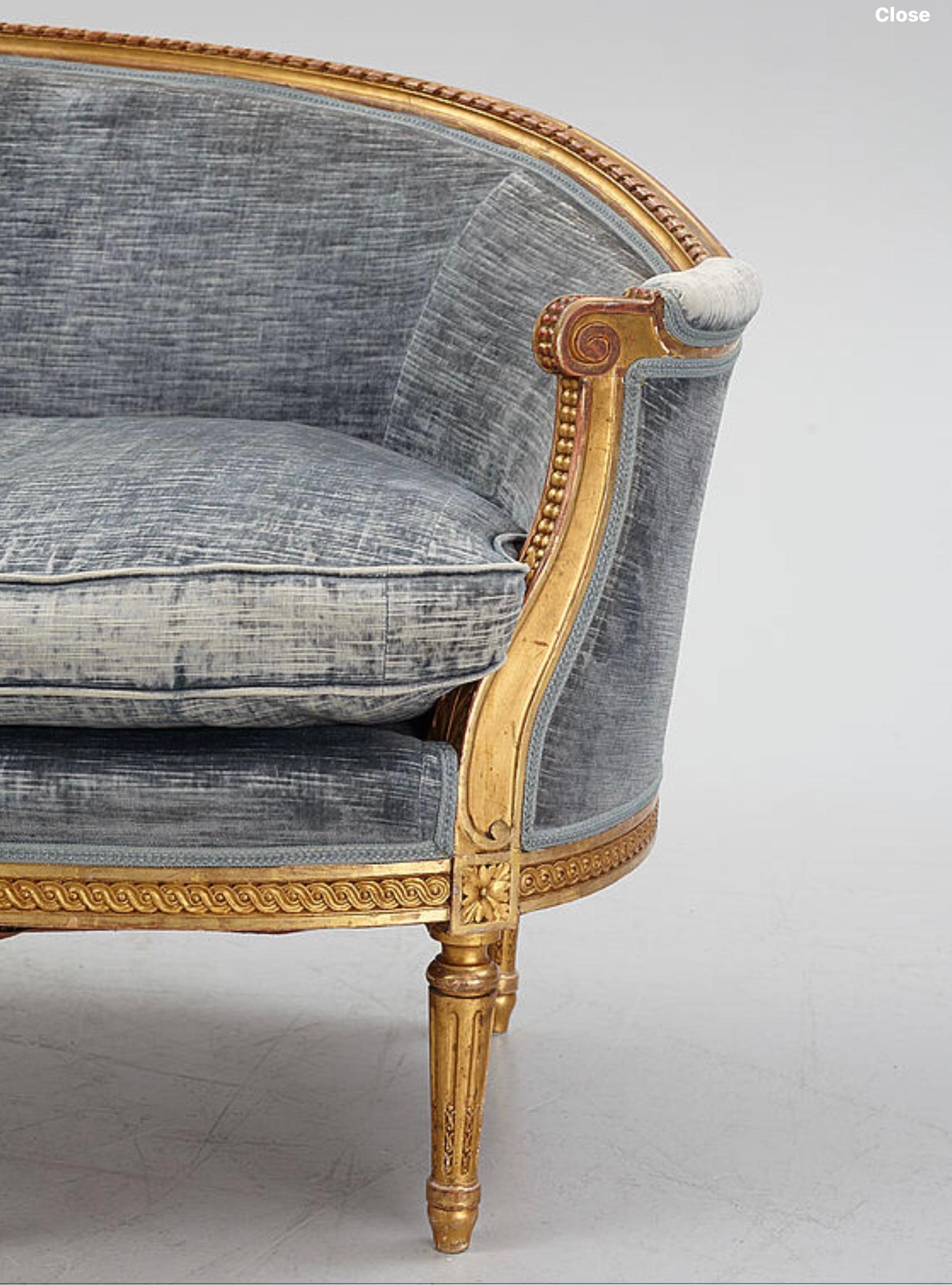 Schwedisches Zweisitzer-Sofa im gustavianischen Stil um 1900, vergoldeter Samt mit Carved Decor (Geschnitzt) im Angebot