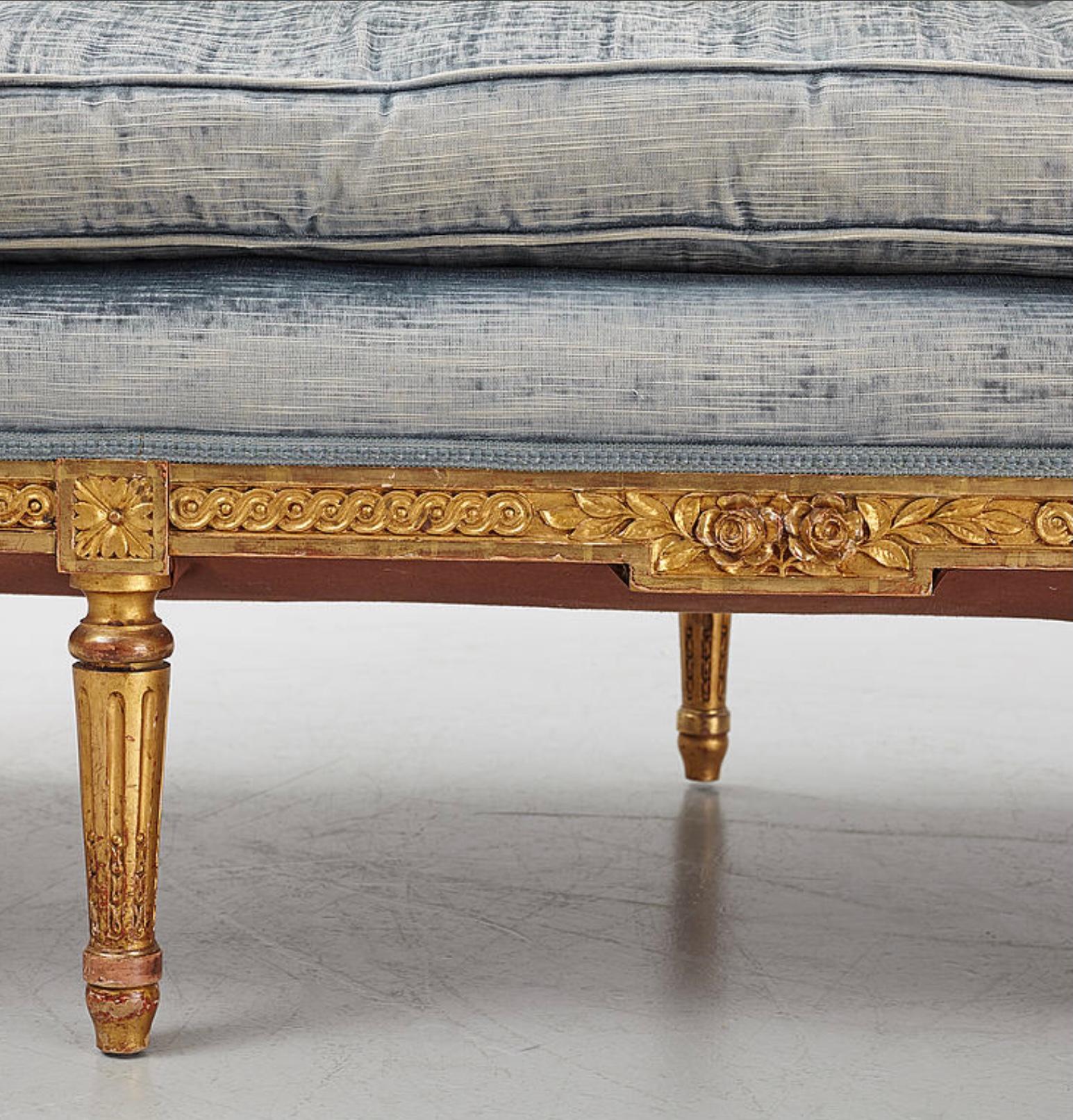 1900s Swedish Two-Seater Gustavian Style Gilt Velvet Sofa with Carved Decoration 1